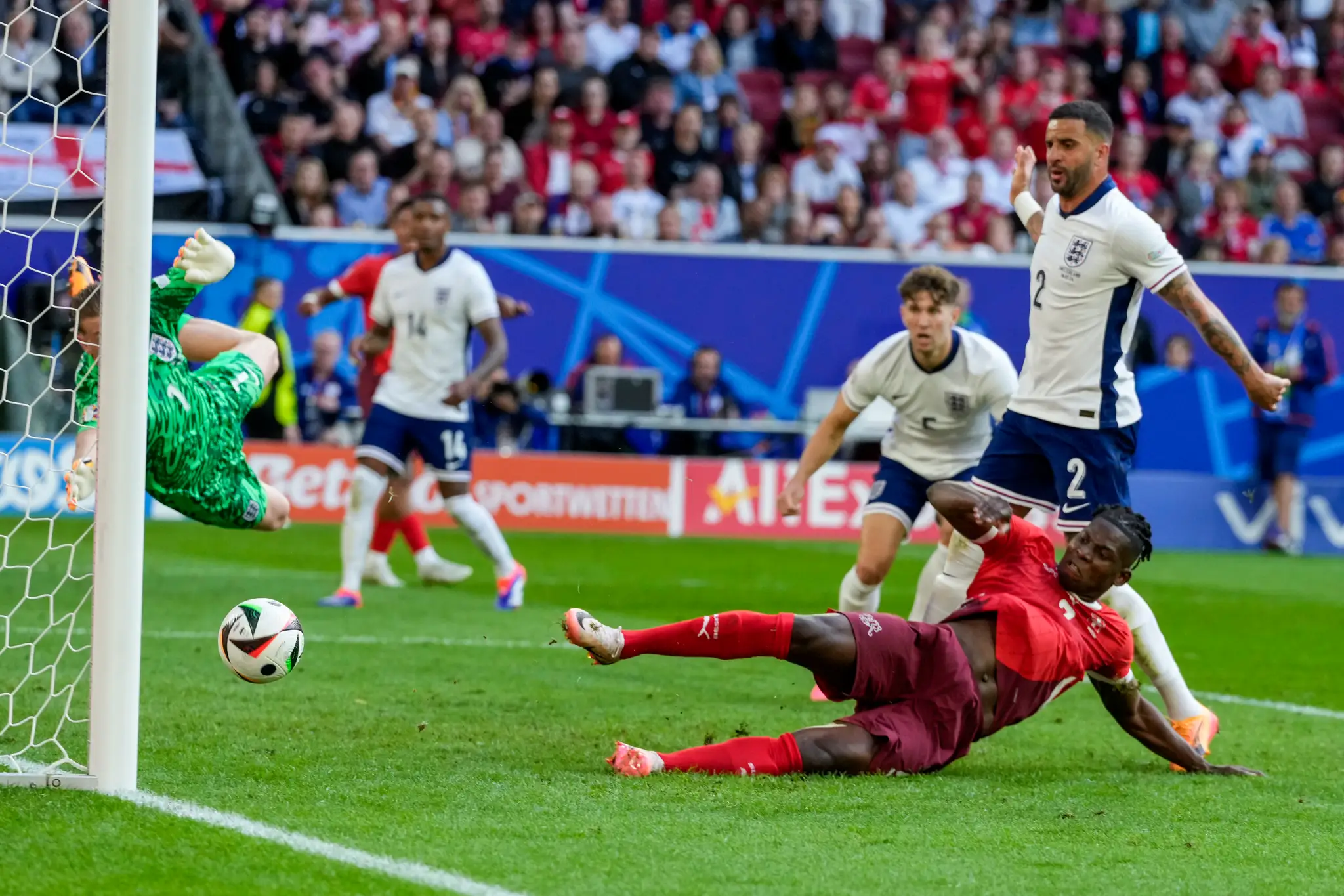 Švajčiarsky futbalista Breel Embolo strieľa gól počas štvrťfinálového zápasu.