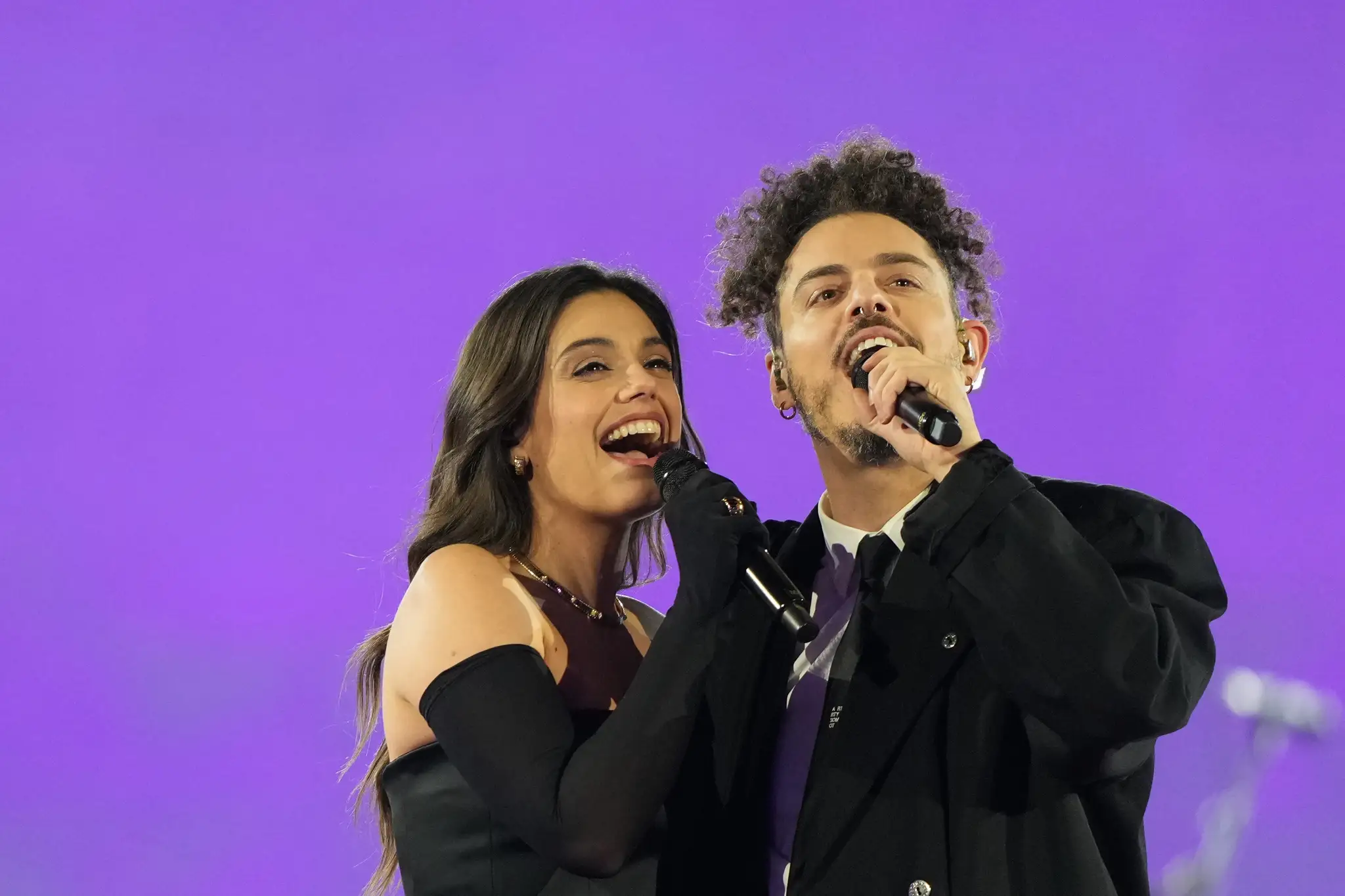 Na snímke speváčka Margherita Vicario a Davide Shorty vystupujú počas záverečného ceremoniálu.