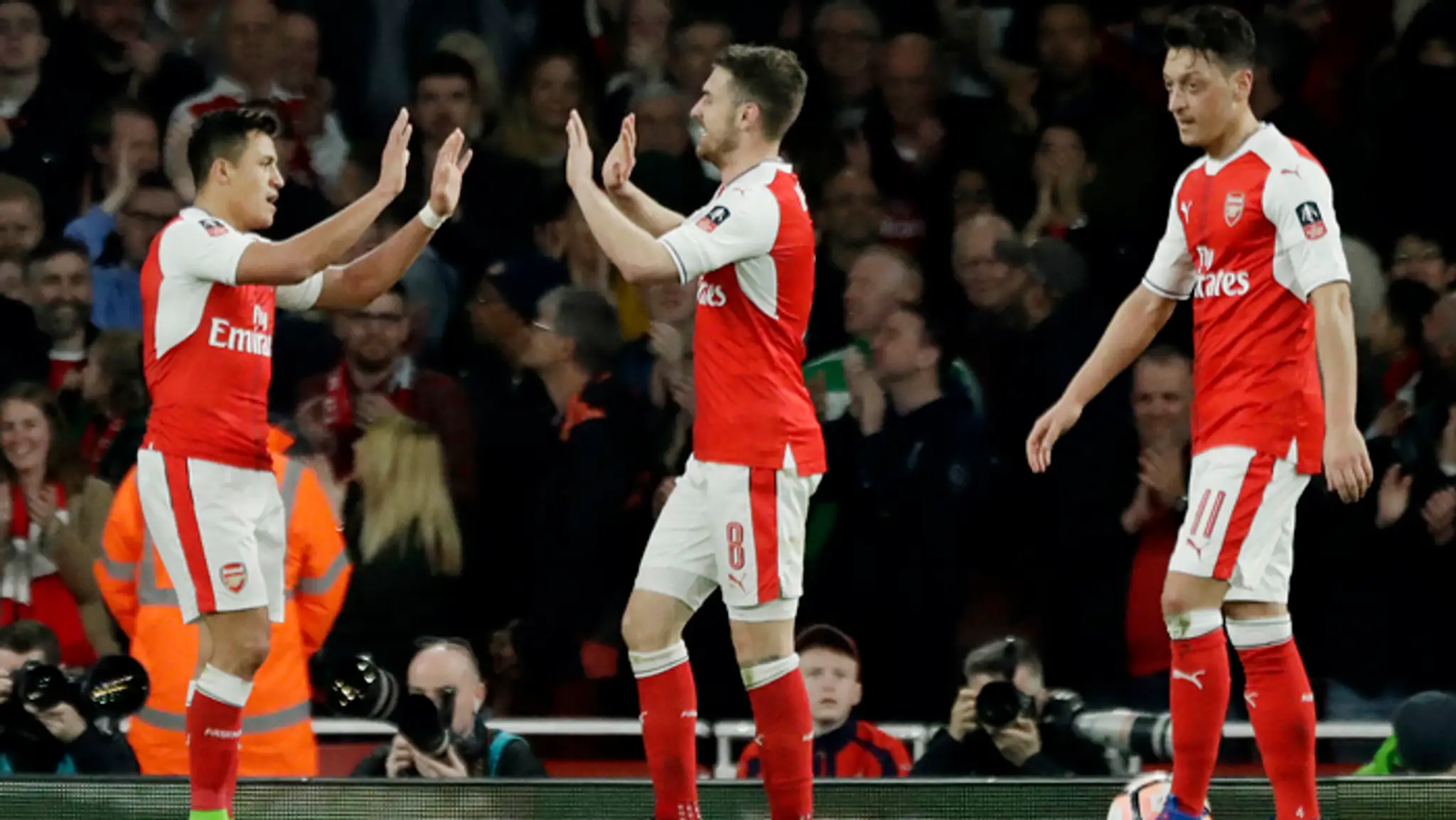 Hráči Arsenalu Londýn - Aaron Ramsey, Alexis Sanchez a Mesut Özil.