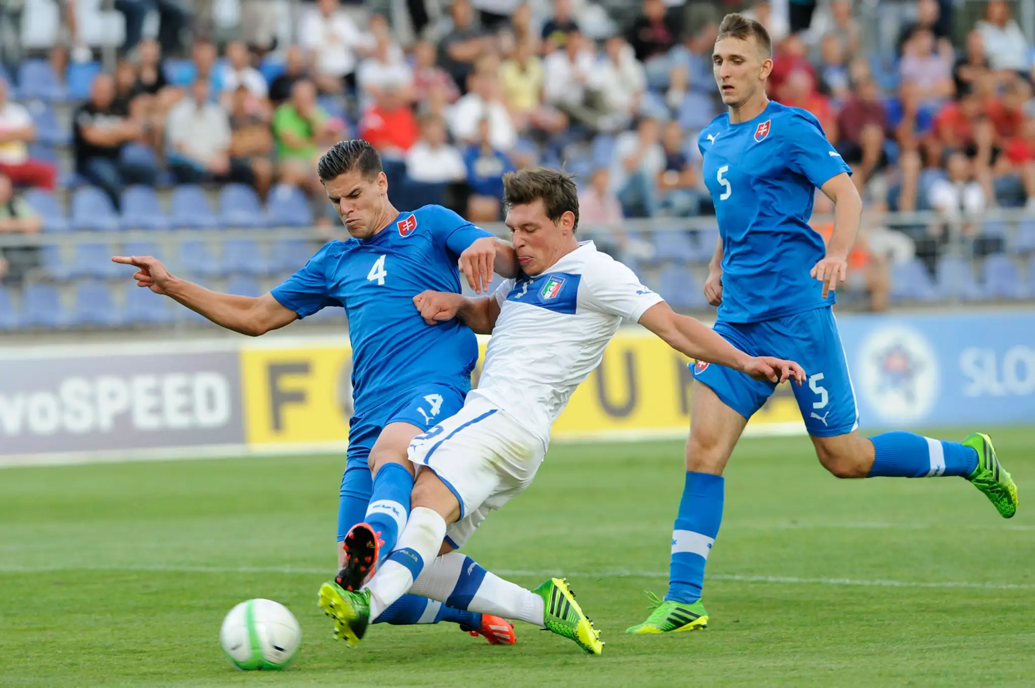 Andrea Belotti (Taliansko) strieľa tretí gól v prípravnom futbalovom stretnutí Slovensko "21" - Taliansko "21".