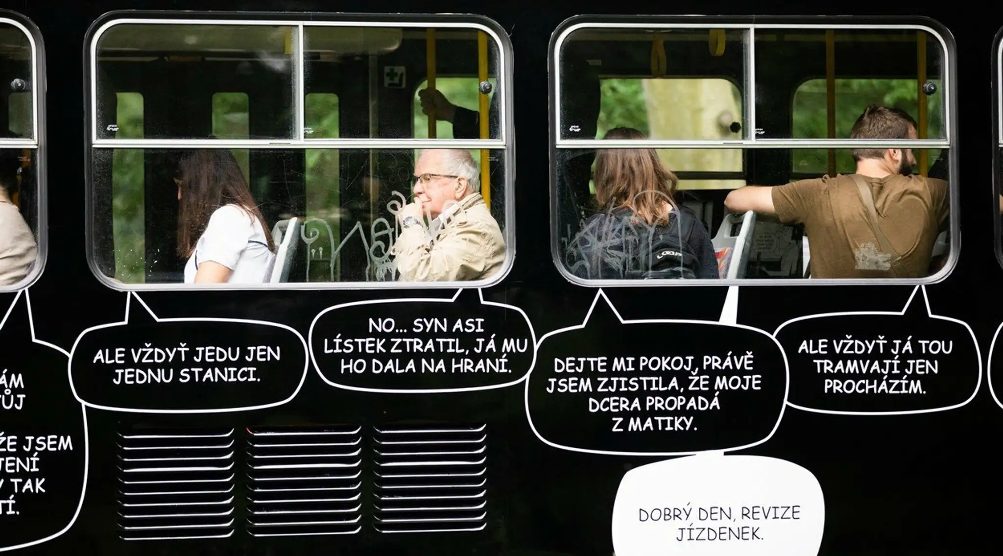 Električka s výhovorkami cestujúcich, ktorá putuje po Prahe.