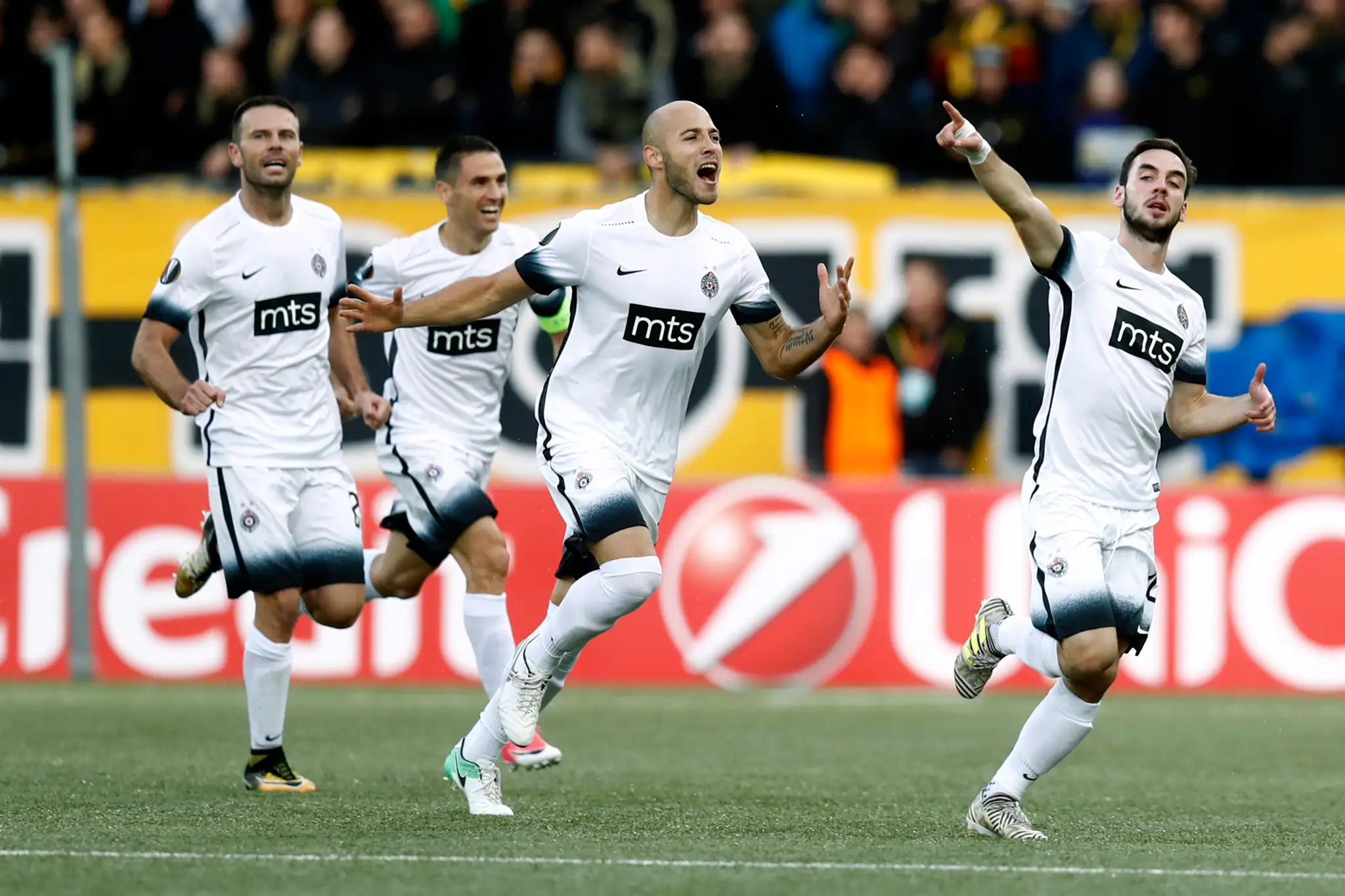 Marko Jankovič (vpravo) z Partizanu Belehrad oslavuje gól v dueli EL proti YB Bern.