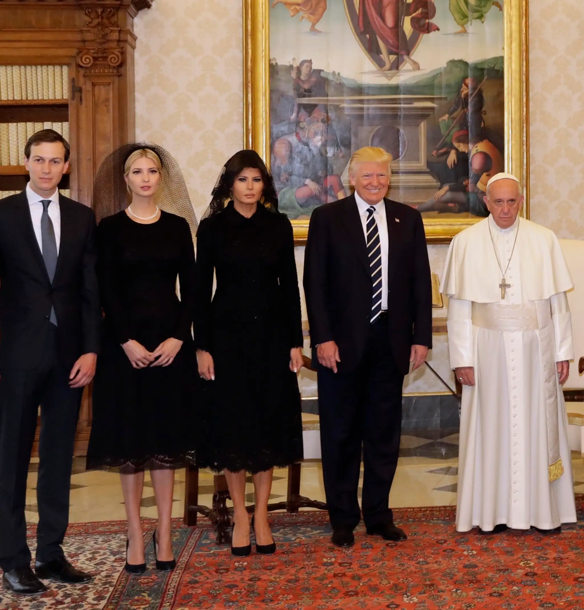 Americký prezident Donald Trump s manželkou Melaniou a dcérou Ivankou pózujú s pápežom Františkom.