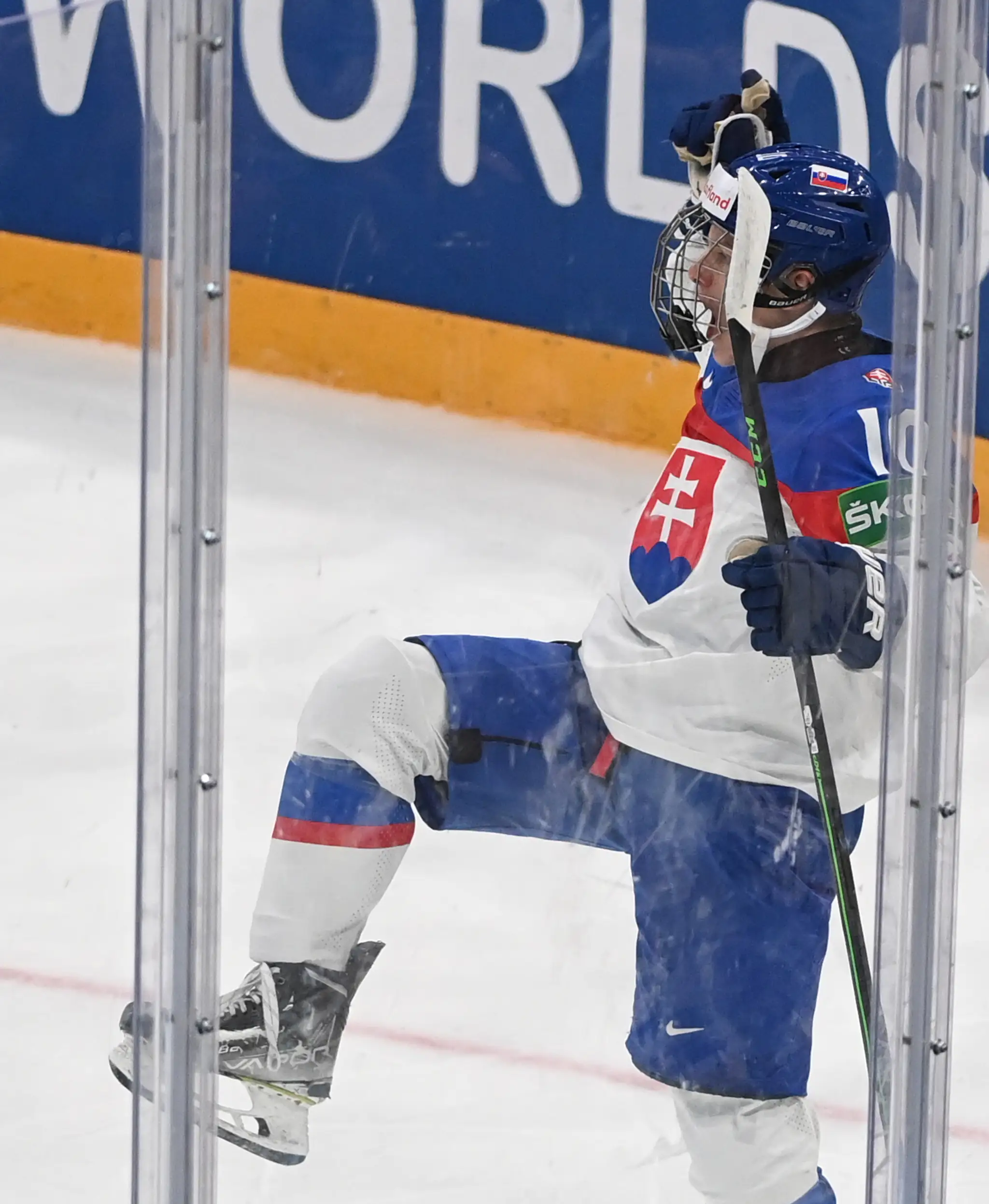 a snímke slovenský hokejista Adam Sýkora sa teší po strelení úvodného gólu vo štvrťfinále MS 2022 proti Fínsku.