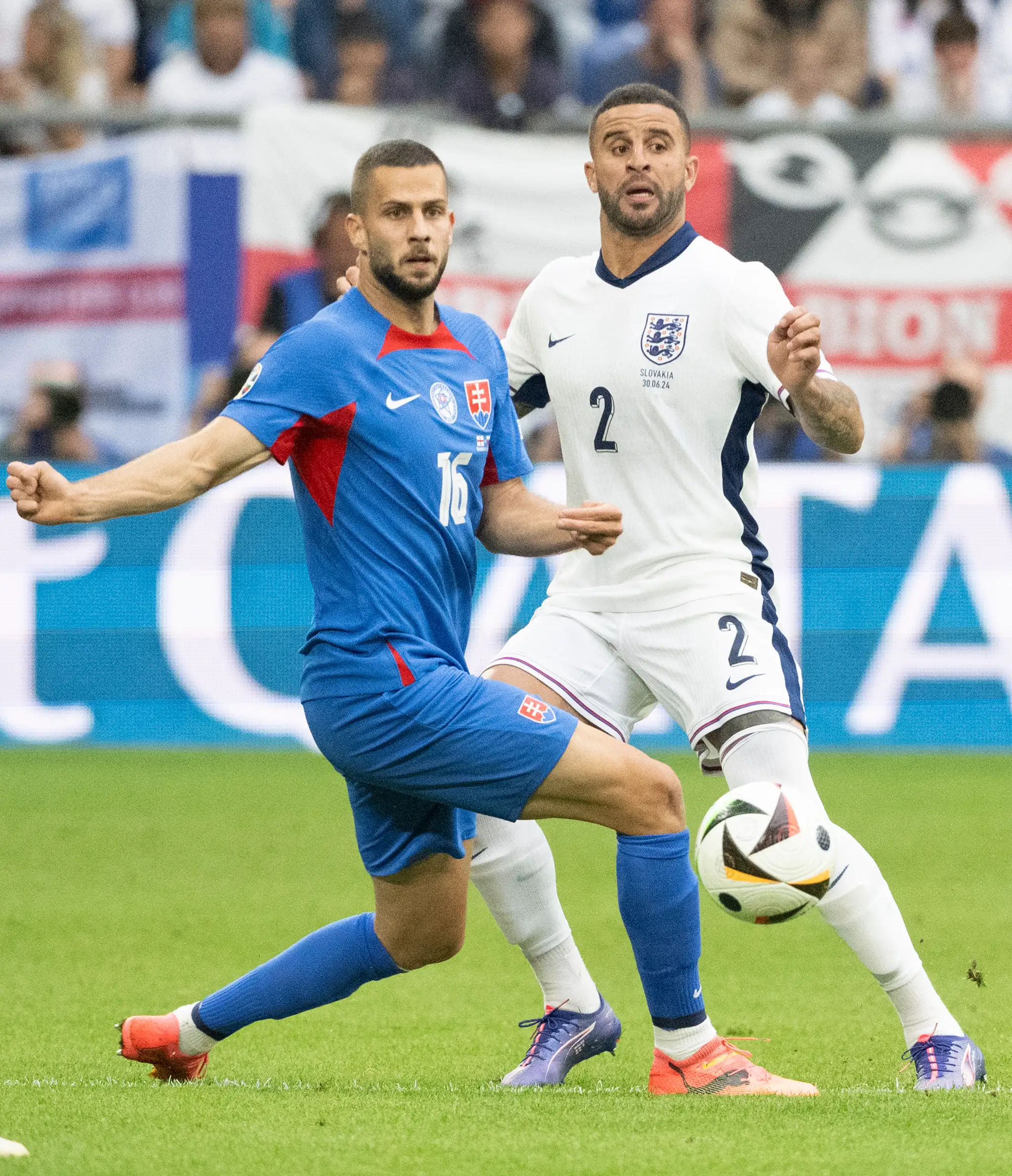 Zľava Dávid Hancko a Kyle Walker (Anglicko) bojujú o loptu v osemfinále ME 2024.