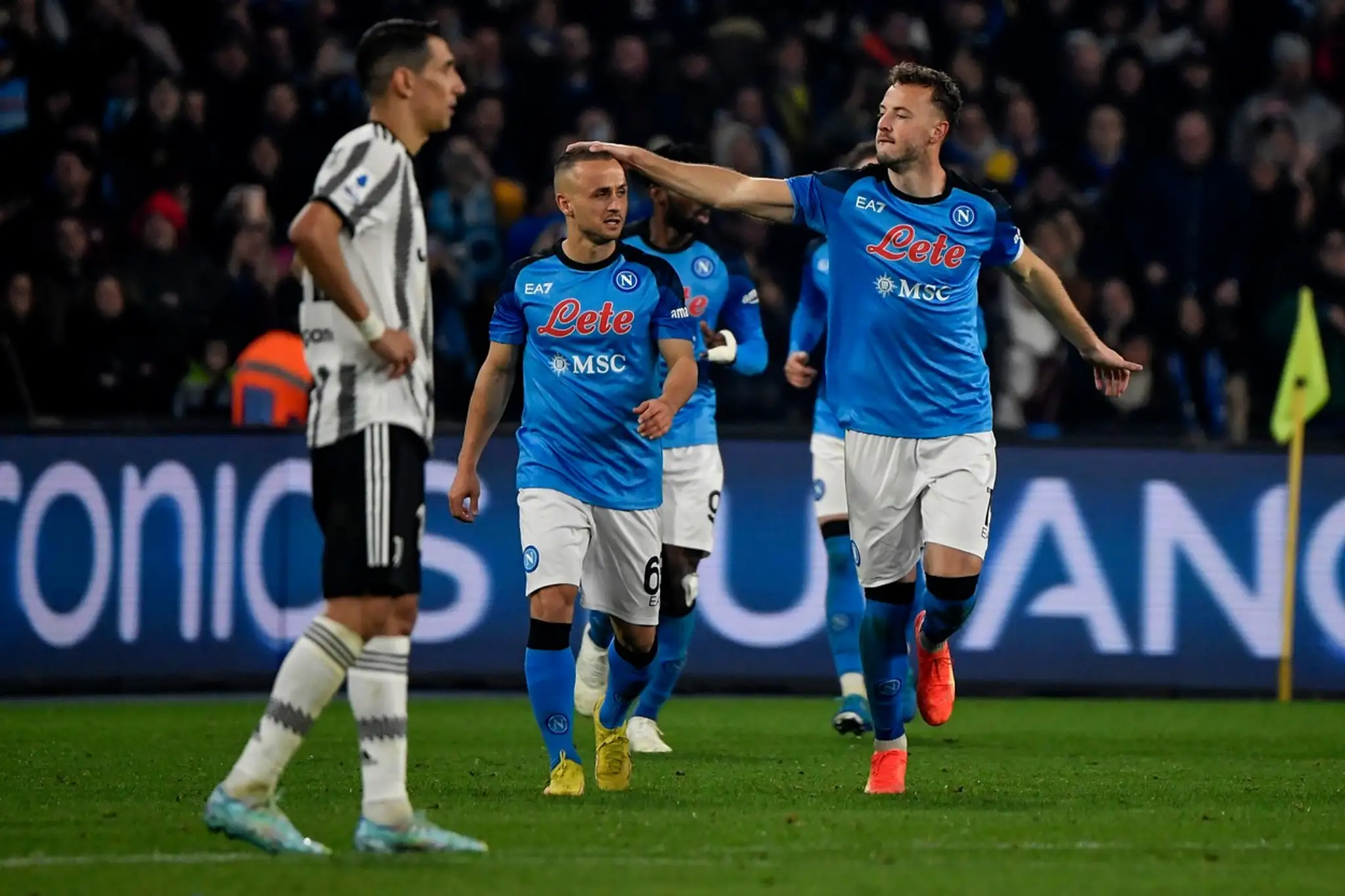 Spoluhráči z Neapola Amir Rrahmani a Stanislav Lobotka počas zápasu proti Juvetusu Turín.