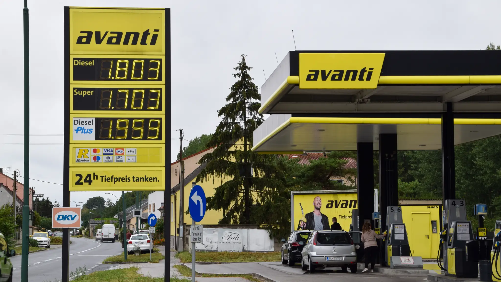 Na rakúskej pumpe tankujú Slováci