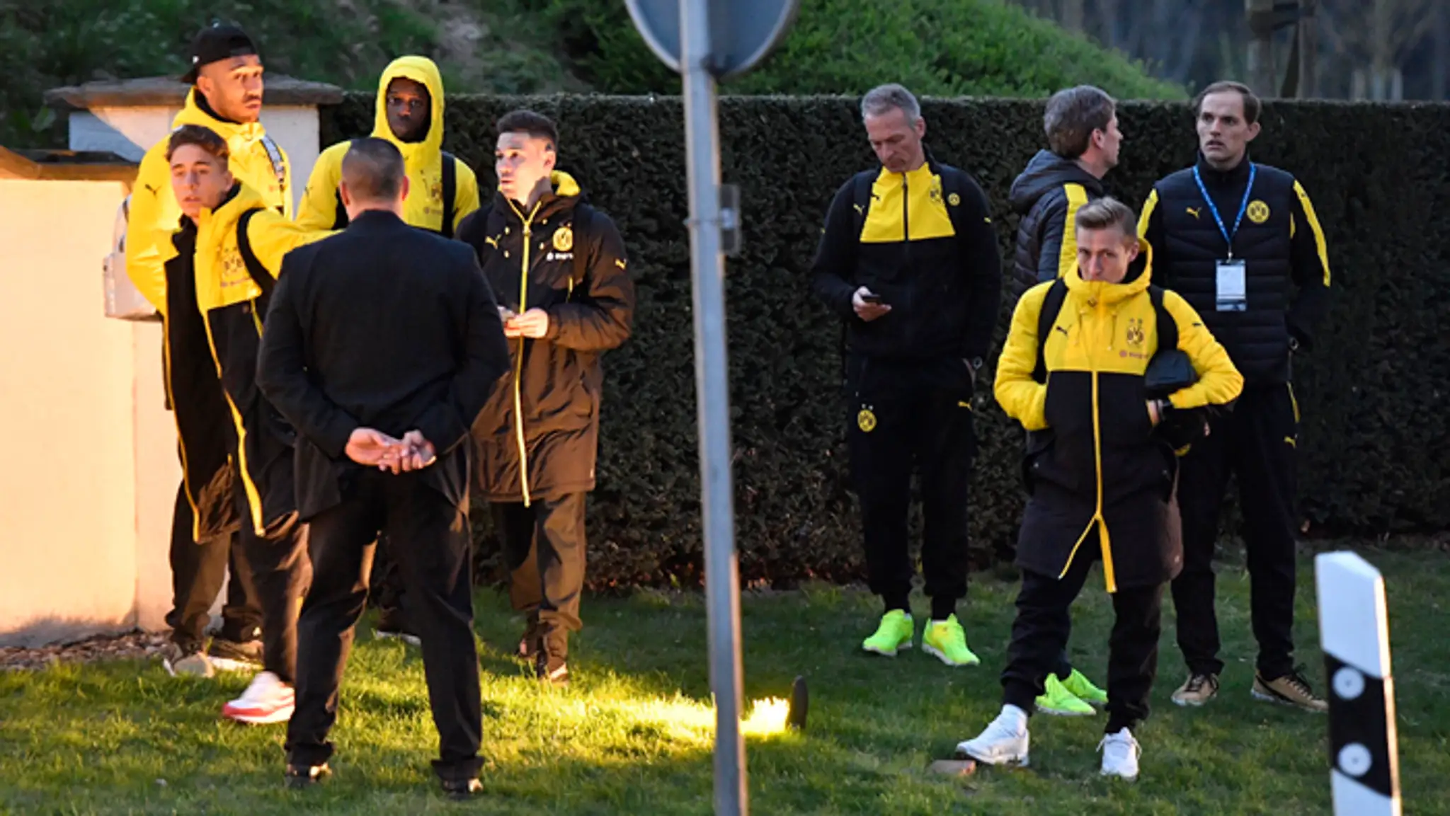 Tréner Borussie Dortmund Thomas Tuchel (vpravo) a hráči tímu Borussia Dortmund po vystúpení z klubového autobusu po výbuchu bom