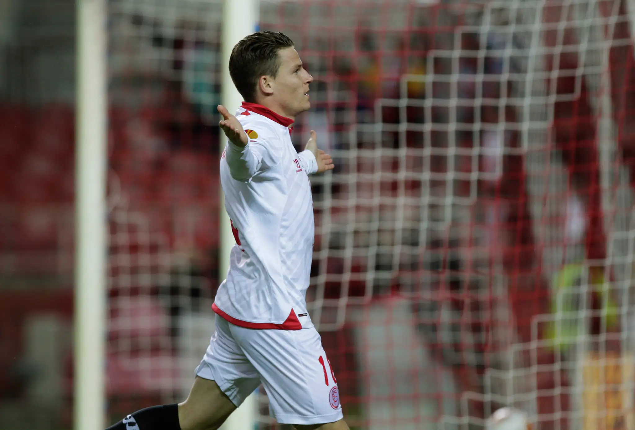 Hráč Sevilly Kevin Gameiro oslavuje gól do bránky Estorilu Praia.