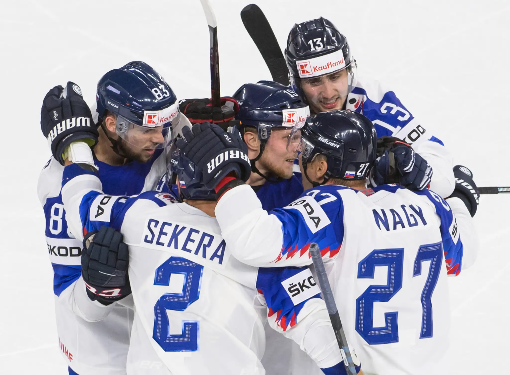 Slovenskí hokejisti sa tesia z druhého gólu proti Česku.