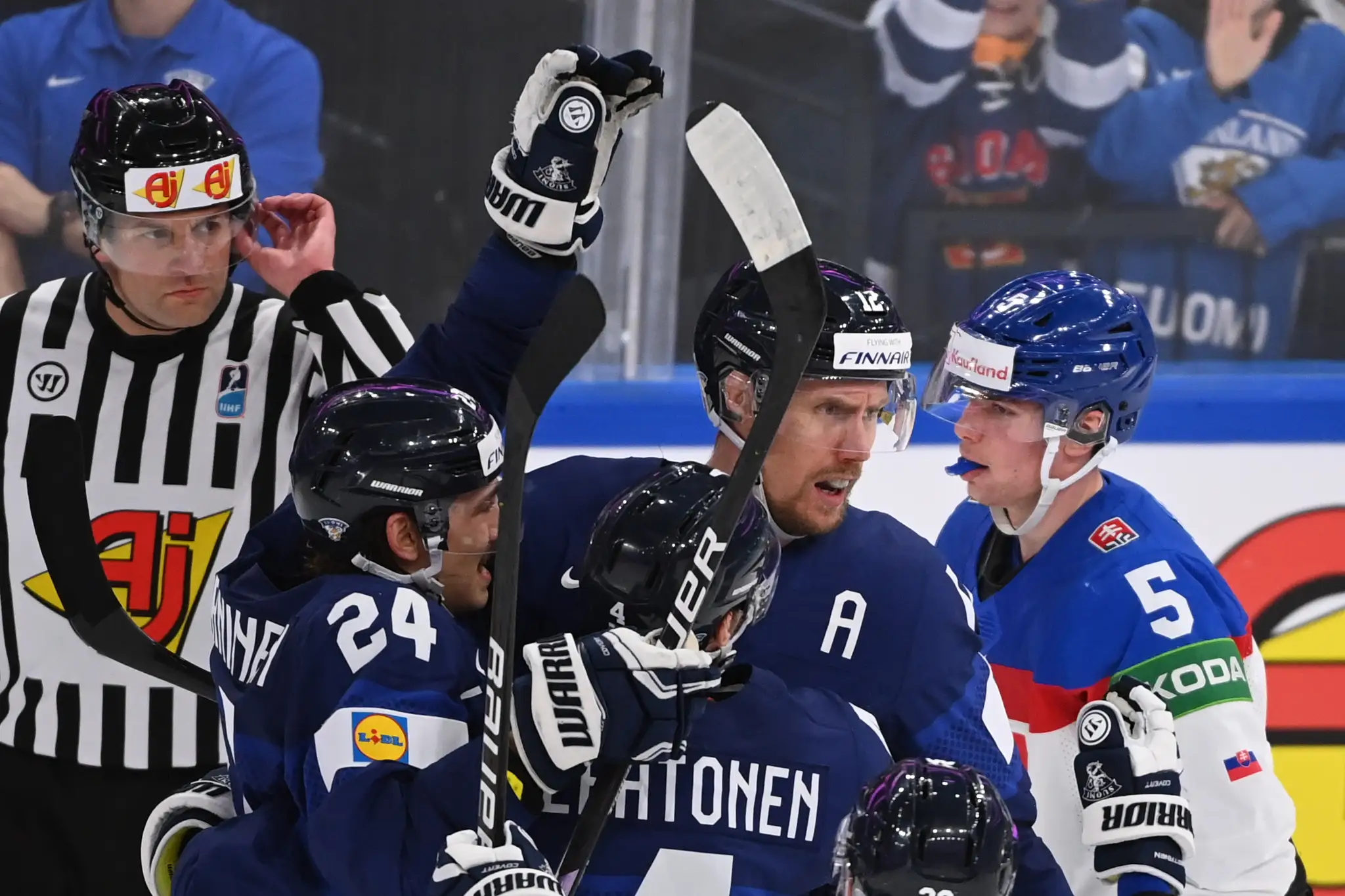 Na snímke fínsky hokejista Marko Anttila (uprostred) sa teší po strelení svojho druhého gólu vo štvrťfinále MS 2022 proti Slovensku.