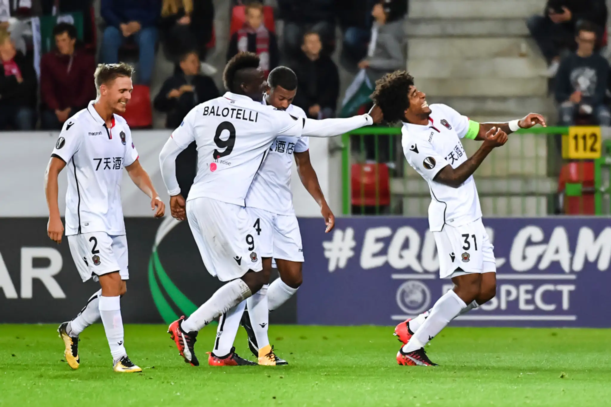Dante (vpravo) oslavuje so spoluhráčmi z Nice gól v sieti Zulte Waregem v zápase EL.