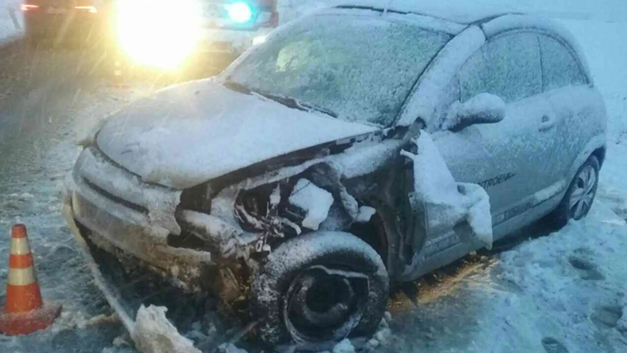 Auto skončilo mimo cesty.