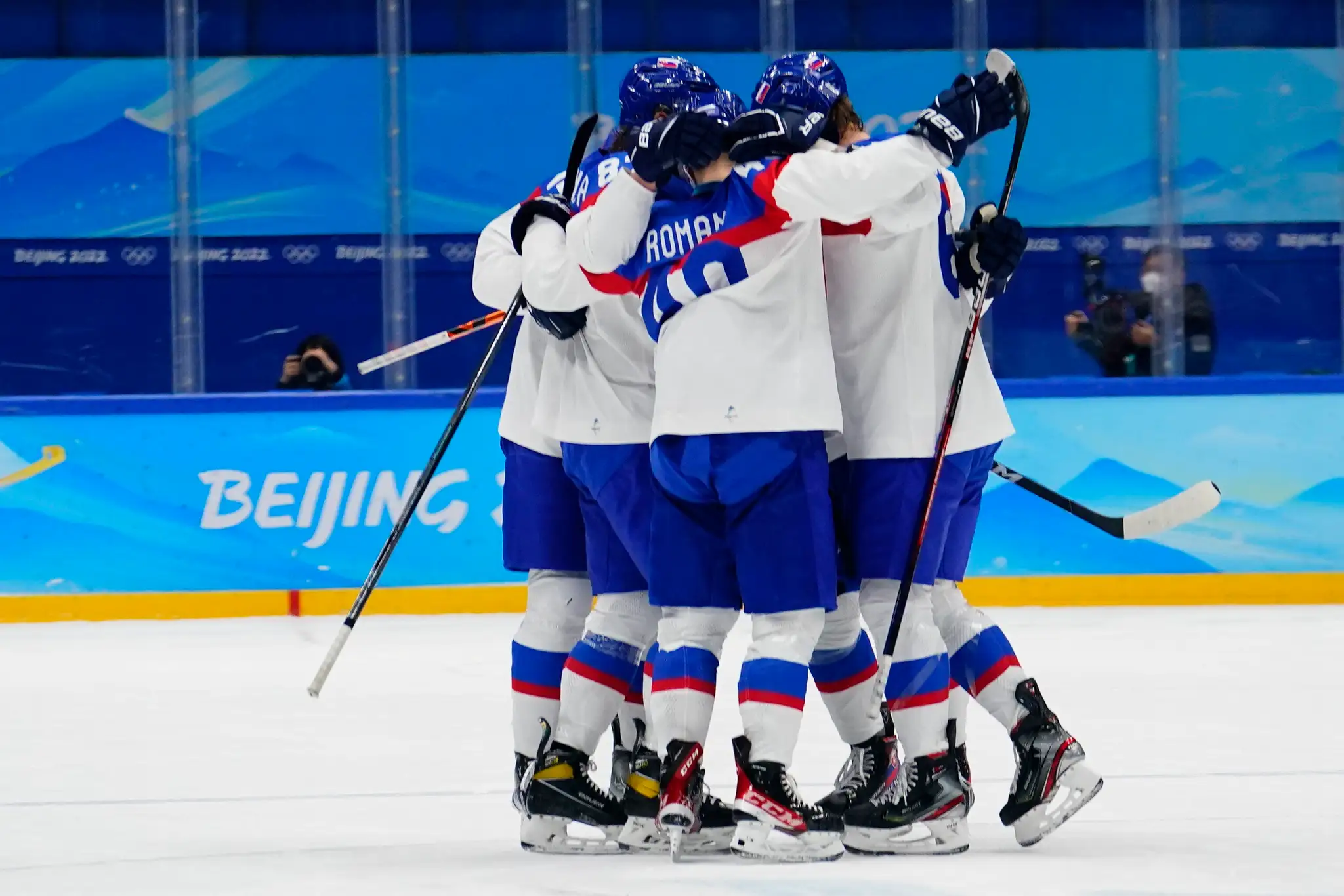 Hráči Slovenska oslavujú gól vo štvrťfinále ZOH 2022 proti USA.