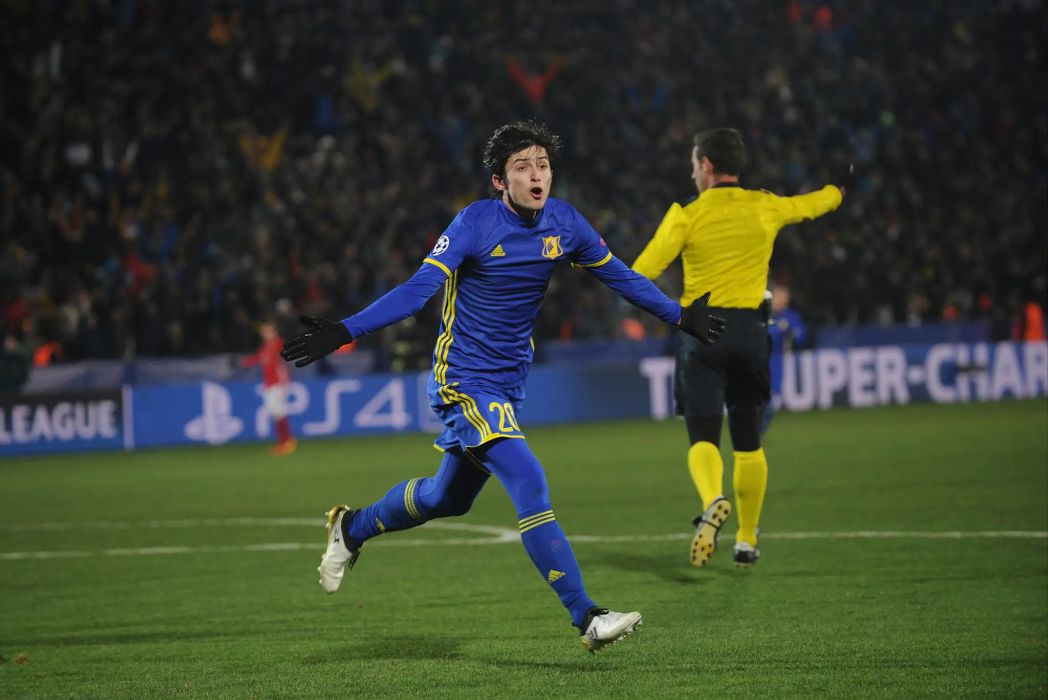 Sardar Azmoun z FK Rostov oslavuje svoj zásah do siete Bayernu Mníchov v dueli LM.