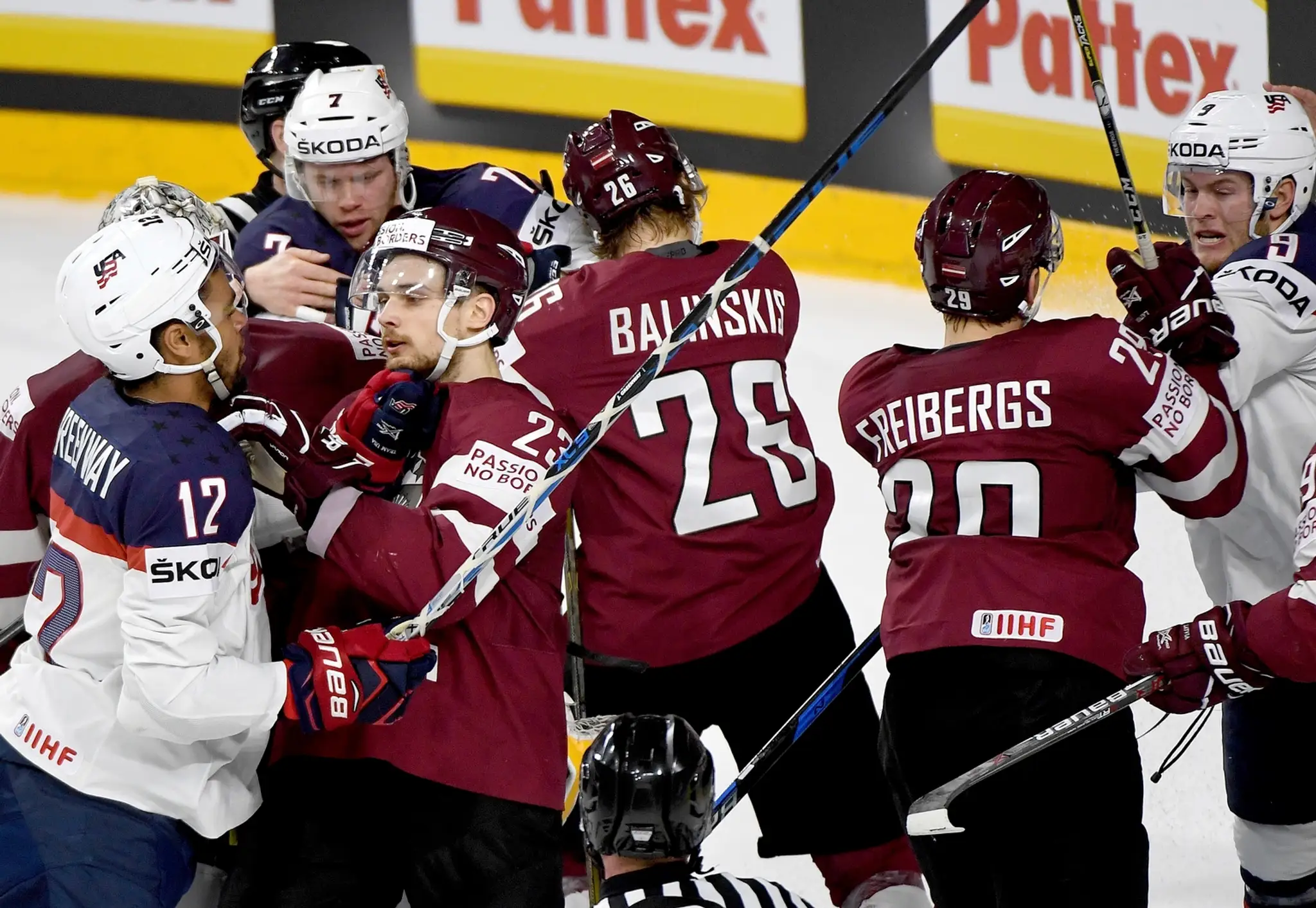 Potýčka hráčov USA a Lotyšska vo vzájomnom stretnutí na MS 2017.