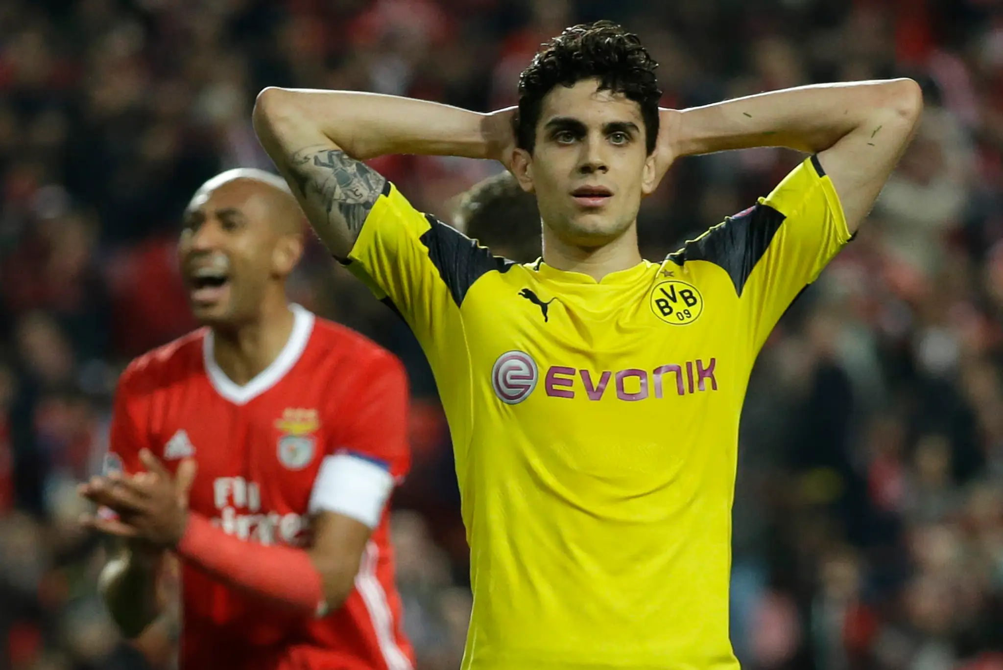 Bek Dortmundu Marc Bartra (v popredí) sa chytá za hlavu v osemfinále LM proti Benfice, v pozadí jej kapitán Luisao.
