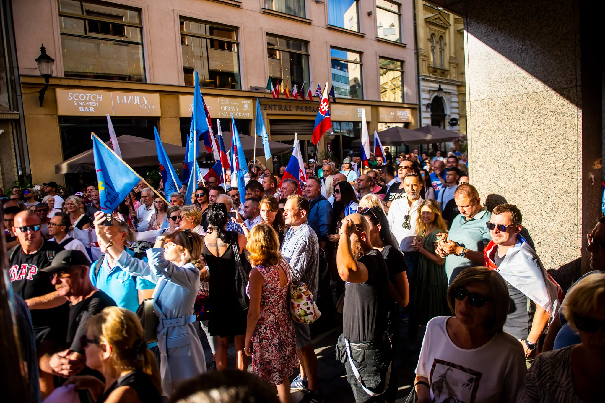 Účastníci počas protestu proti aktuálnej reklamnej kampani bratislavského Divadla Pavla Országha Hviezdoslava.