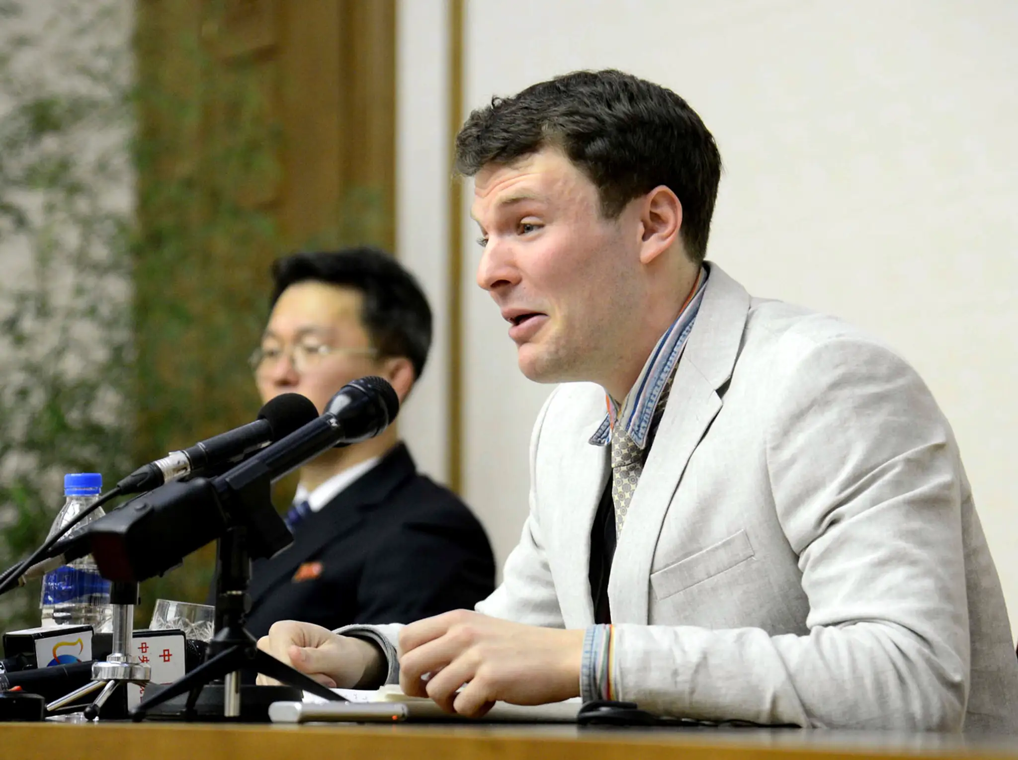 Warmbier plače pri rozhovore s novinármi v Pchjongjangu.
