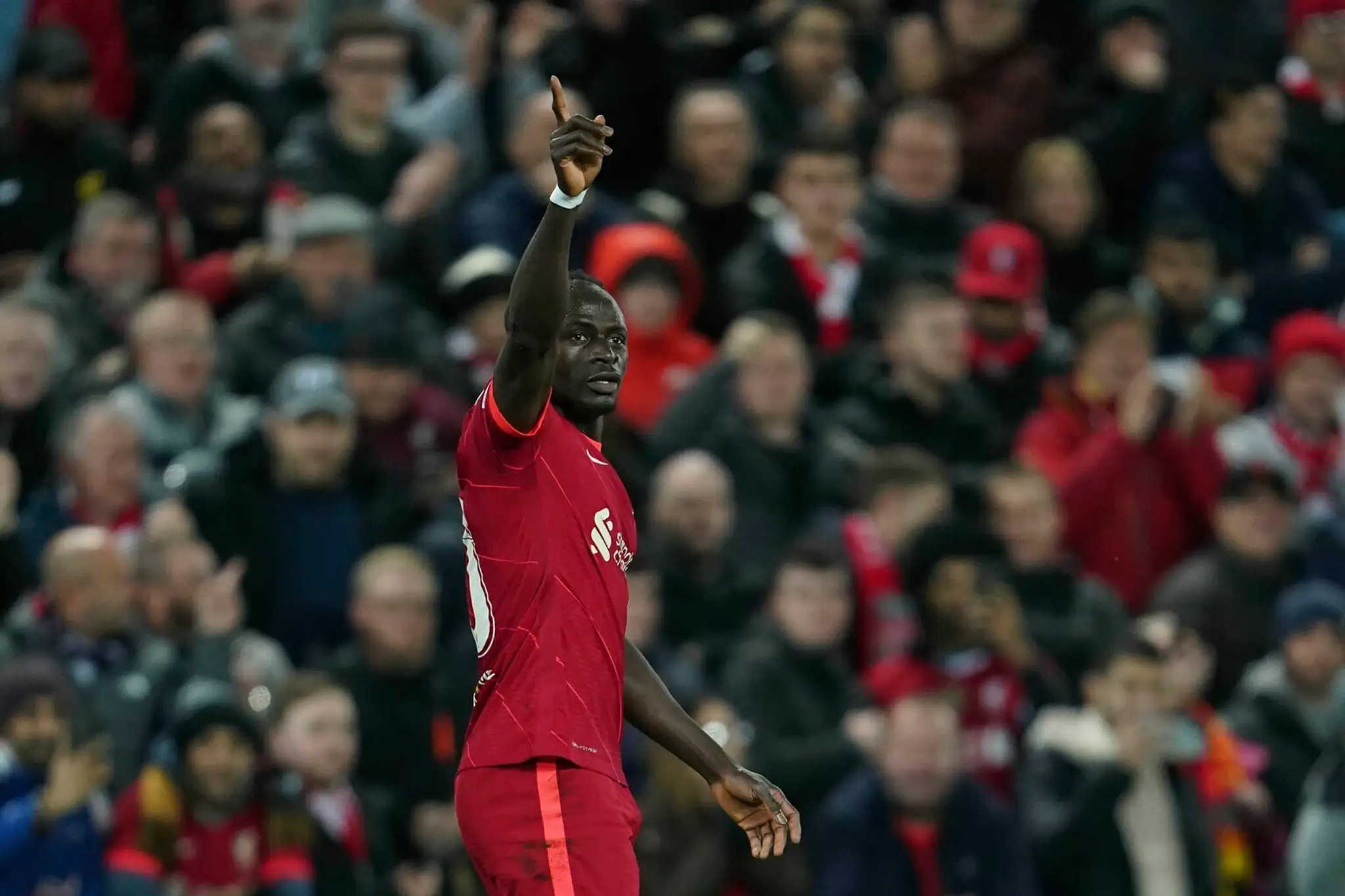 Sadio Mané z Liverpoolu oslavuje gól v zápase LM proti Atléticu.