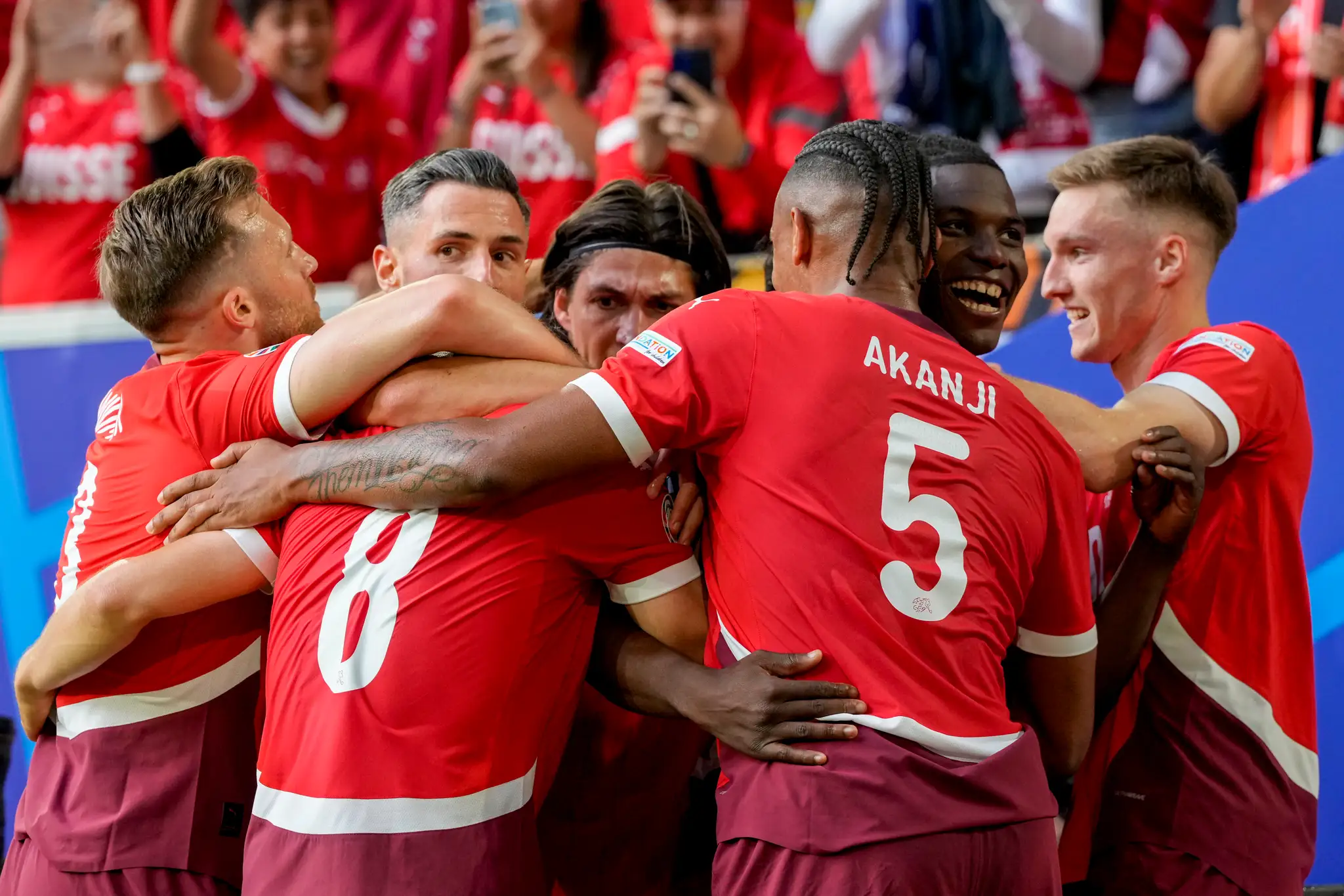 Švajčiarsky futbalista Breel Embolo (druhý vpravo) sa raduje z gólu so spoluhráčmi.