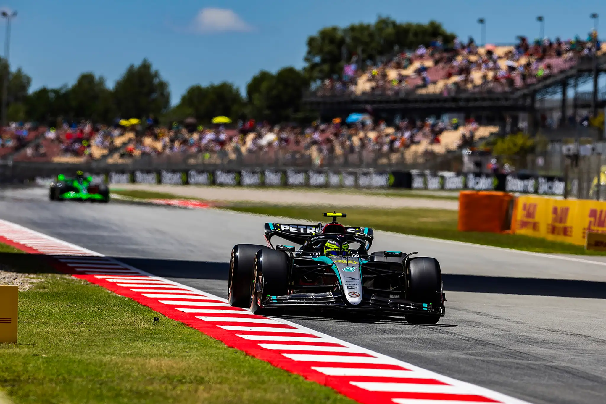 Lewis Hamilton na Mercedese na trati v Španielsku.