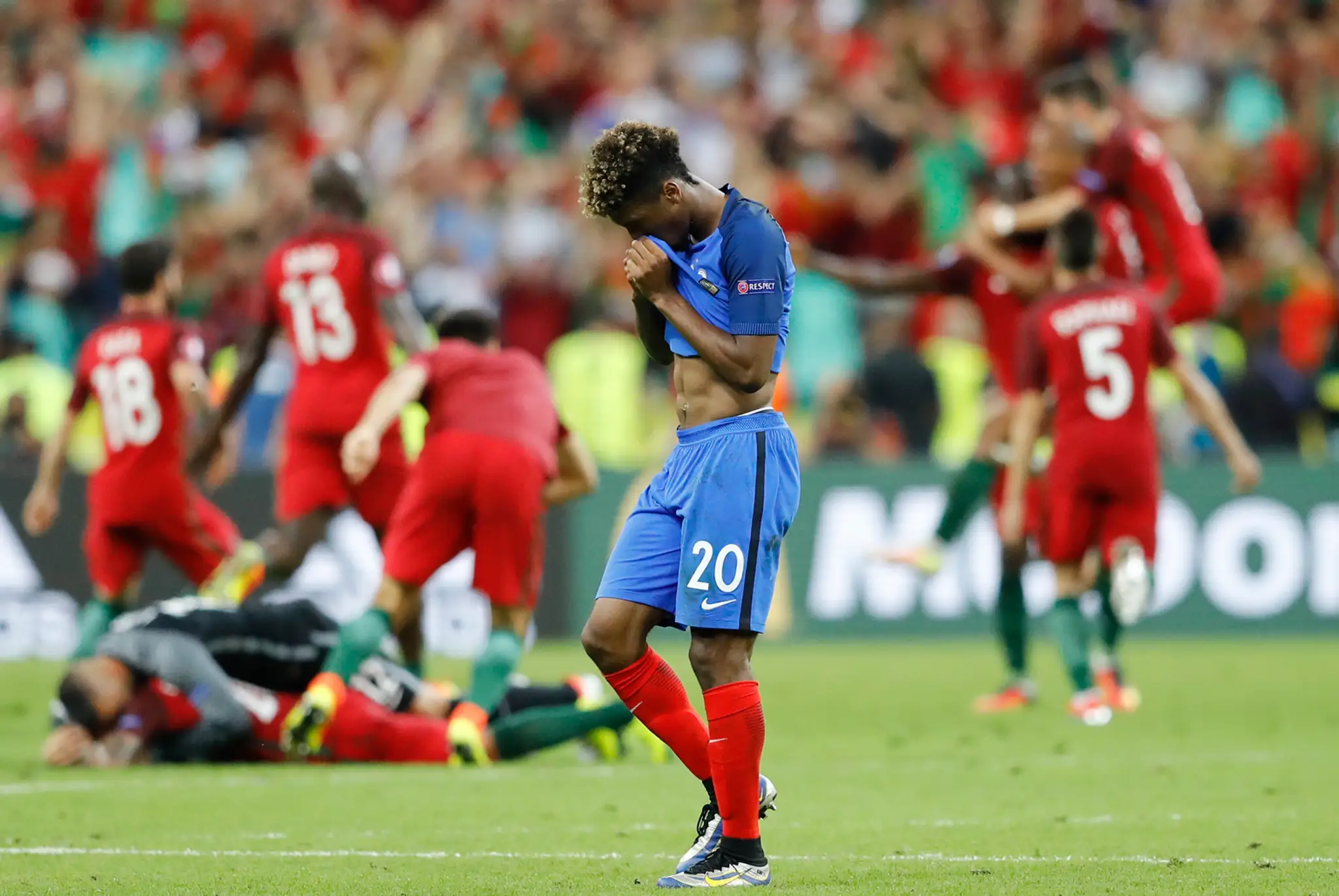 Dve tváre futbalu - sklamanie Francúza Kingsleyho Comana a v pozadí radosť Portugalska.