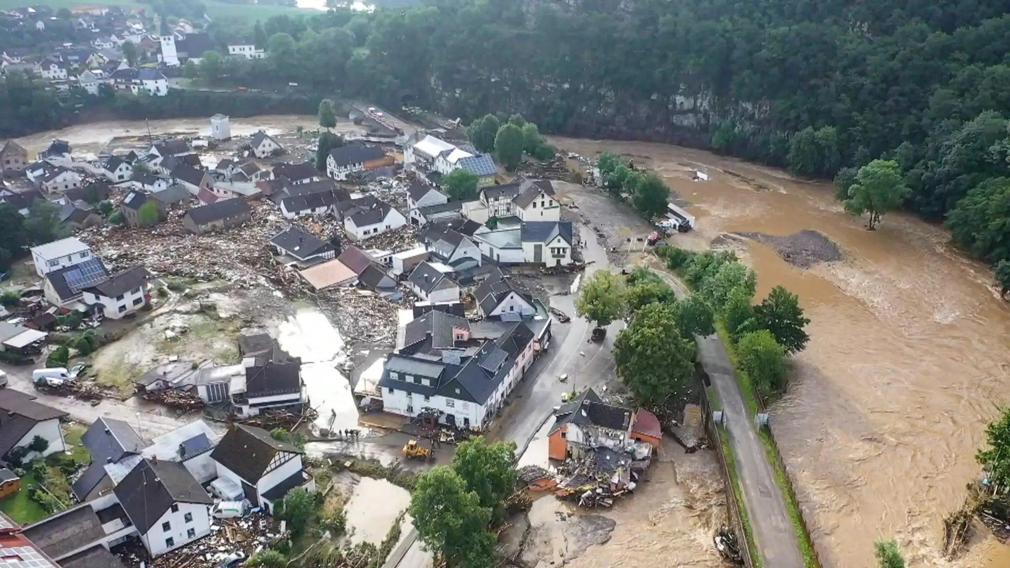 Na snímke z dronu materiálne škody v zaplavenej časti obce Schuld, nemeckej spolkovej krajine Porýnie-Falcko.