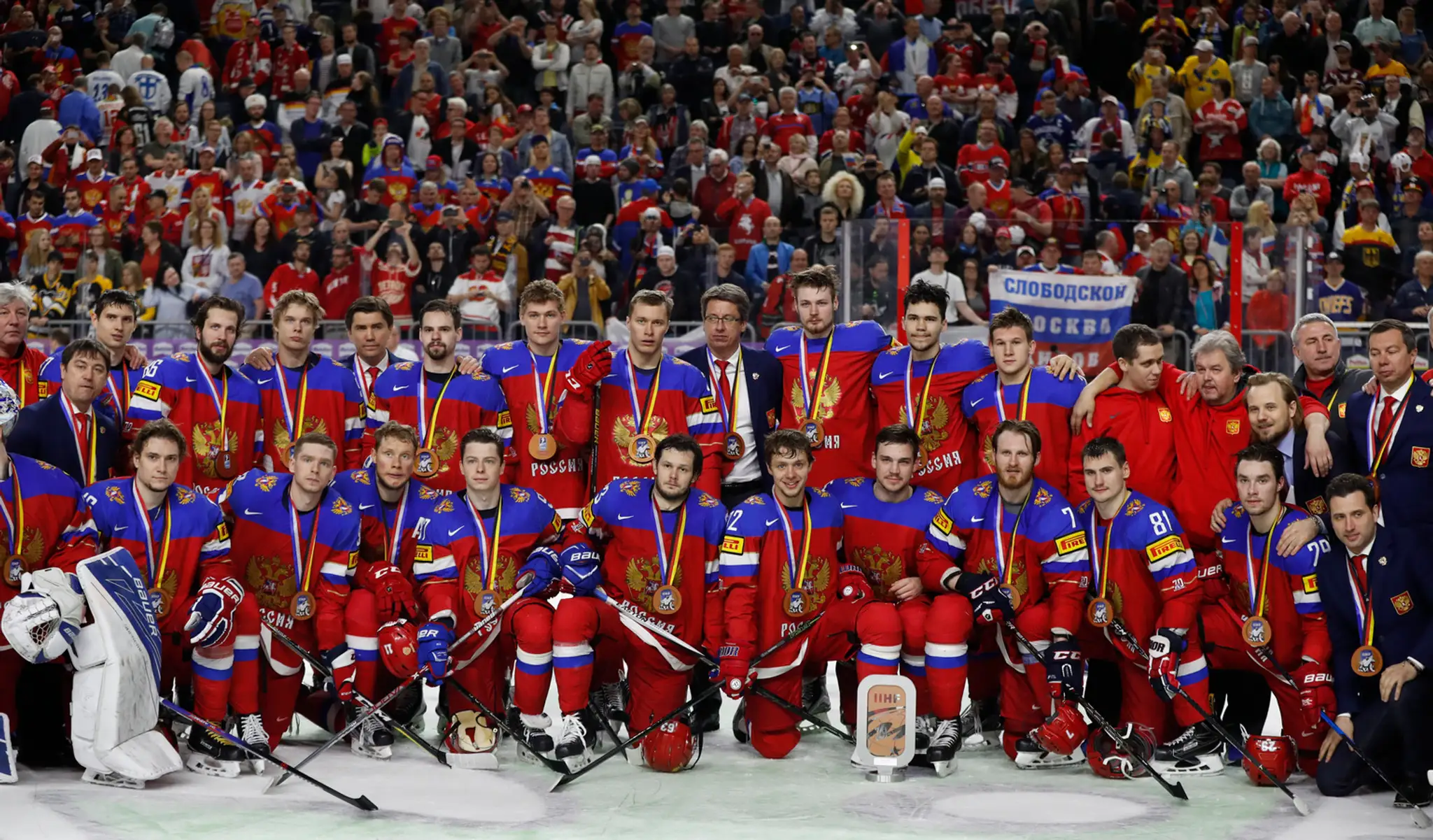 Ruskí hráči pózujú po zisku bronzu na MS 2017 v dueli proti Fínsku.