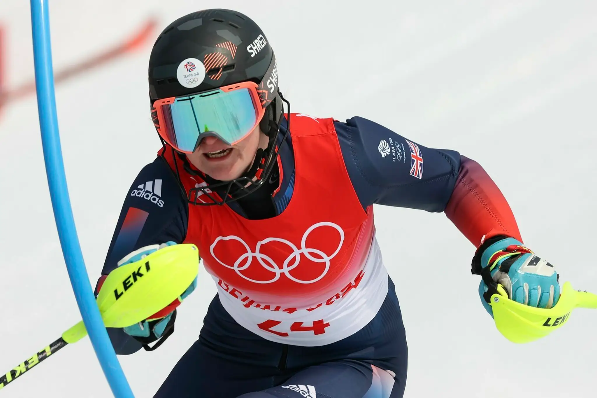 Britská lyžiarka Charlie Guestová v 2. kole slalomu na ZOH 2022.