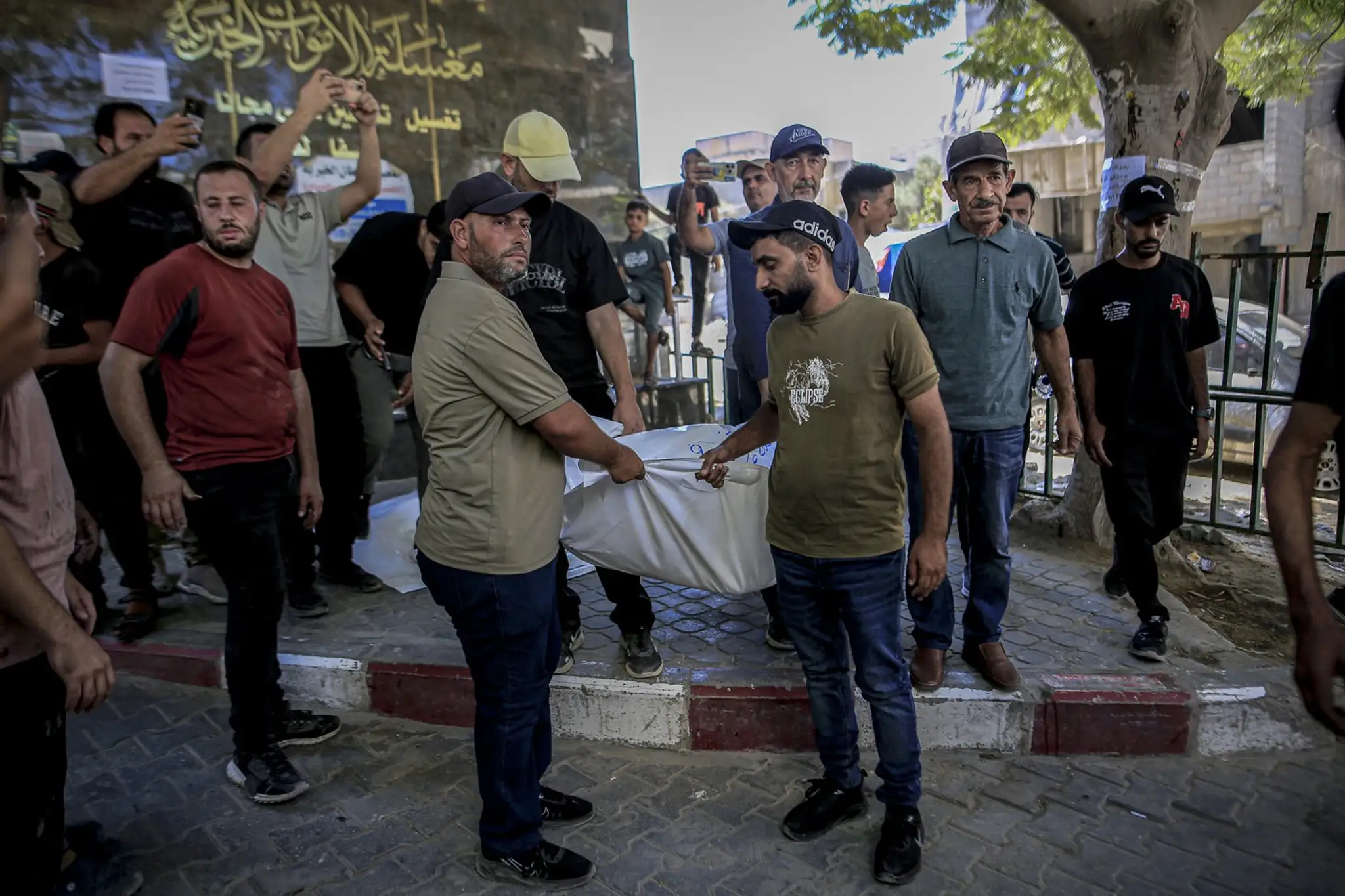 Telá Palestínčanov, vrátane detí, ktorí zahynuli pri izraelskom útoku, sú odvážané z márnice nemocnice Al-Shifa v meste Gaza,