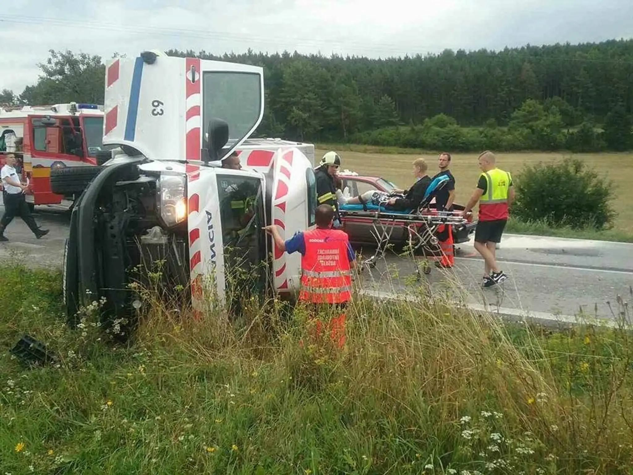 V obci Abramová sa zrazila sanitka s osobným autom