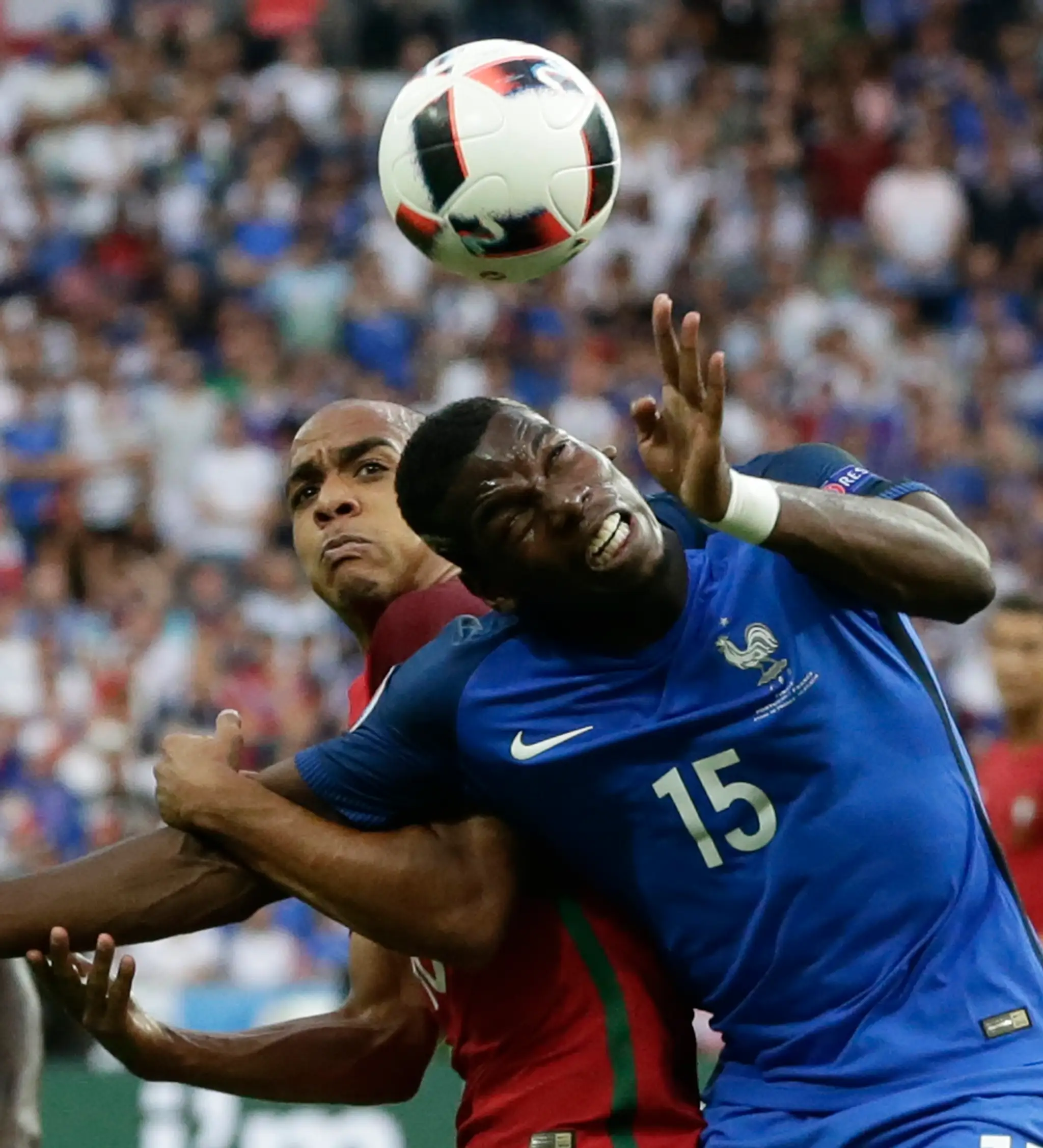 Francúzska superhviezda Paul Pogba (v modrom) proti Joaaovi Máriovi z Portugalska vo finále ME.