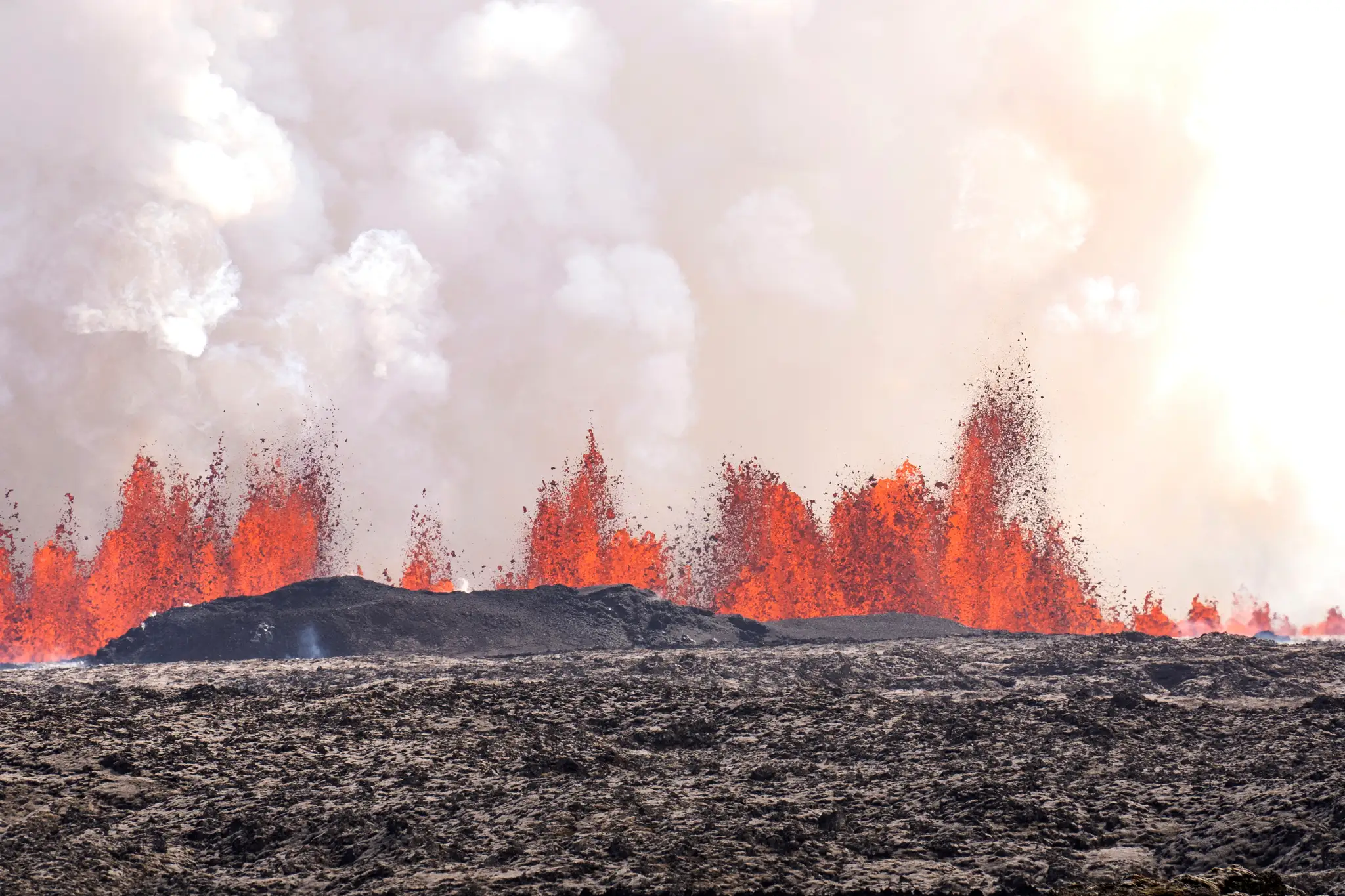 Na snímke sopka po výbuchu chrlí lávu v Grindavíku na Islande