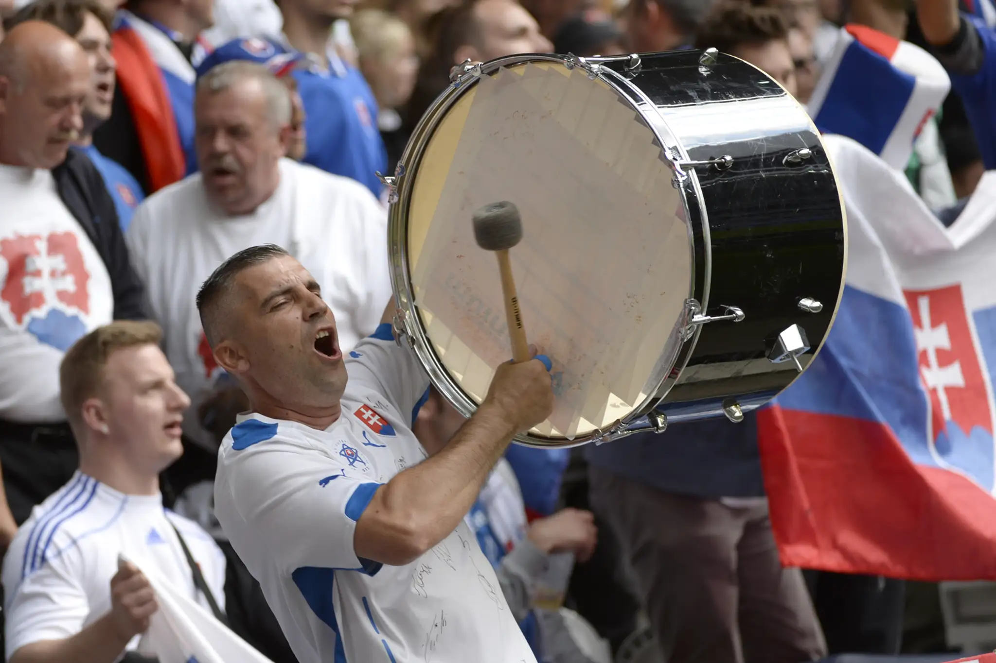 Bubnujúci slovenský fanúšik pred duelom s Nemeckom na ME.
