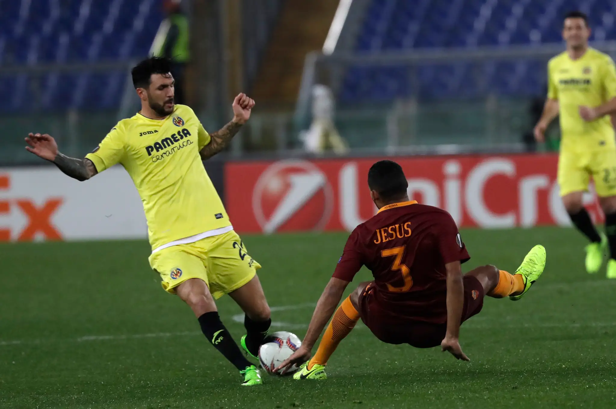 Roberto Soriano (vľavo) z Villarrealu sa snaží uniknúť Juanovi Jesusovi z AS Rím v šestnásťfinále EL.