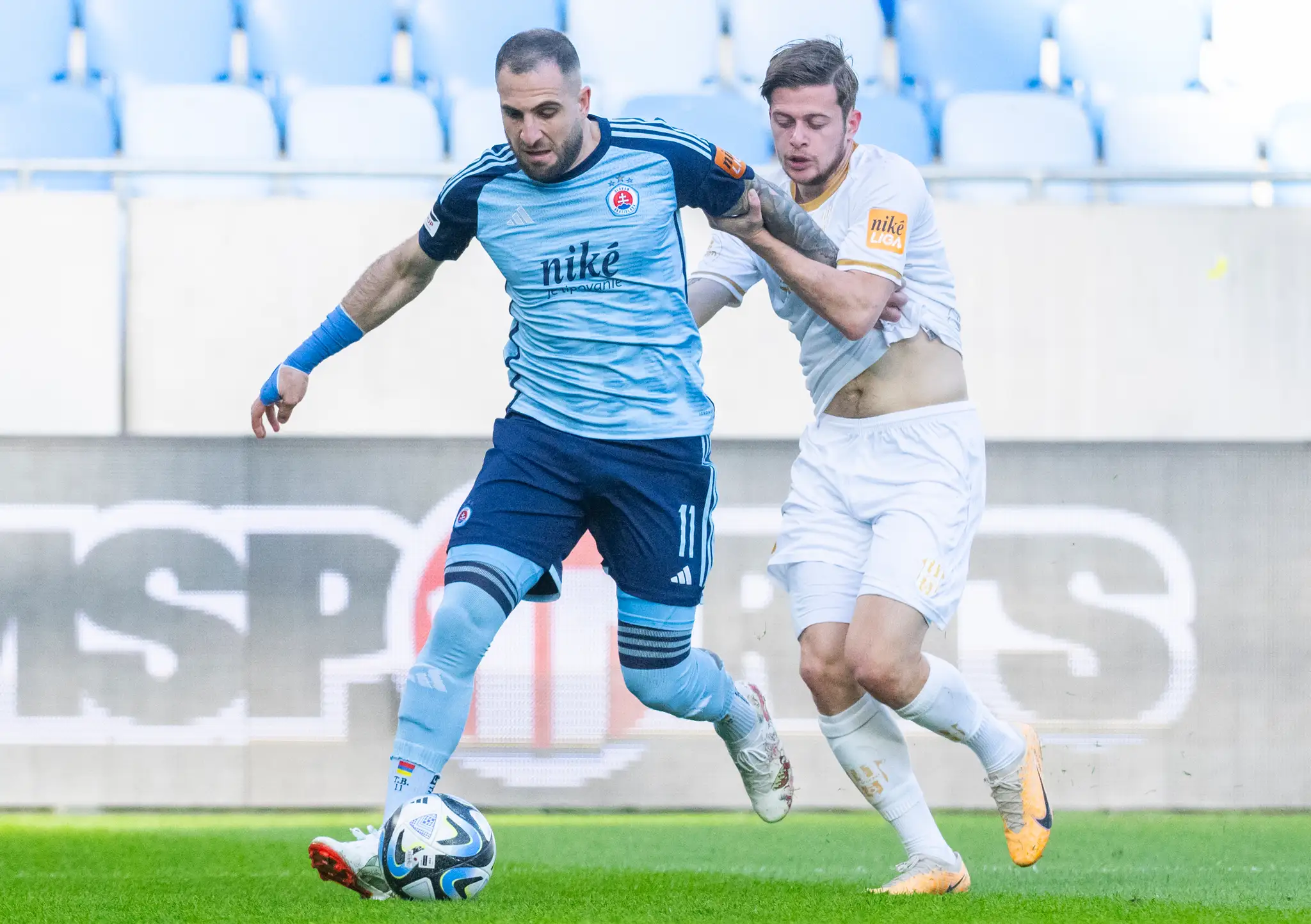 Zľava Tigran Barseghjan (Slovan) a Giorgi - Jemali Jinjolava (Moravce) v 20. kole Niké ligy.