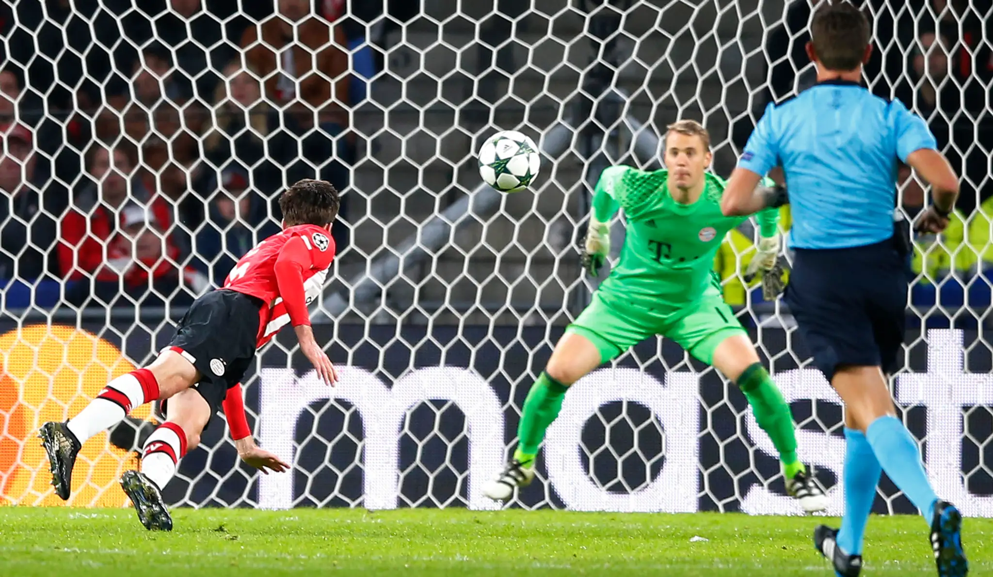 Santiago Arias (PSV) skóruje hlavou do siete Manuela Neuera (Bayern).