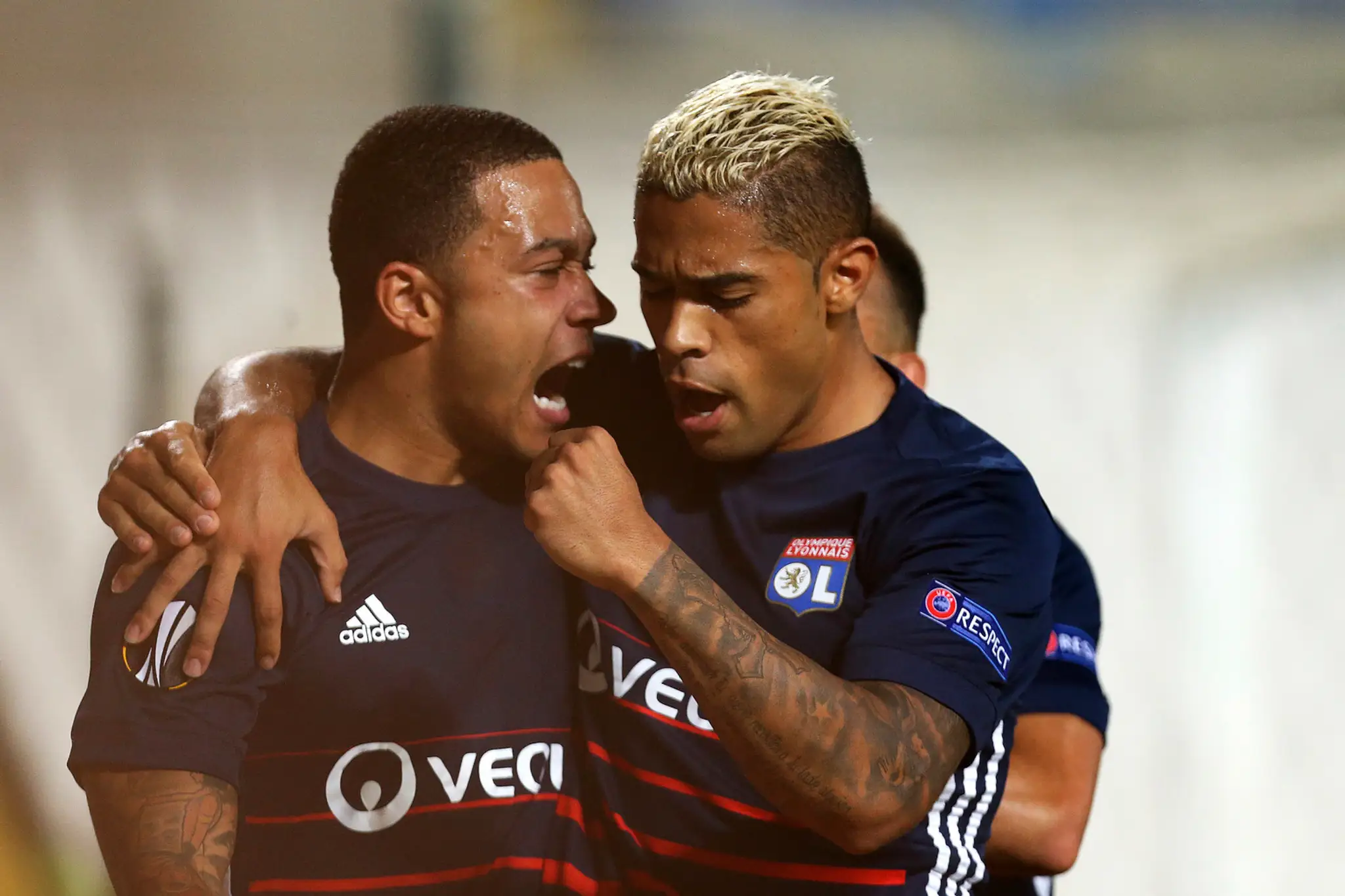 Memphis Depay (vľavo) a Mariano Díaz z Lyonu jasajú po zásahu v dueli EL na pôde Apollonu Limassol.