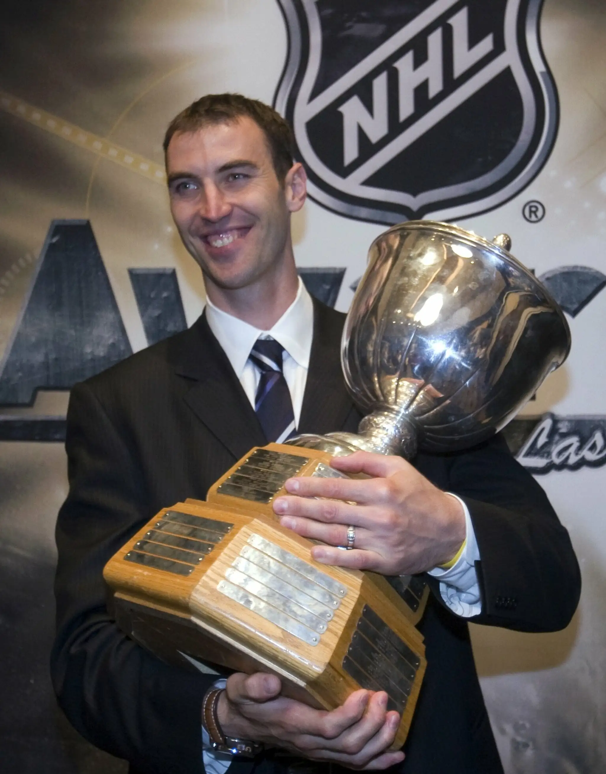Slovenský kapitán Bostonu Bruins Zdeno Chára drží Norrisovu trofej pre najlepšieho obrancu NHL.