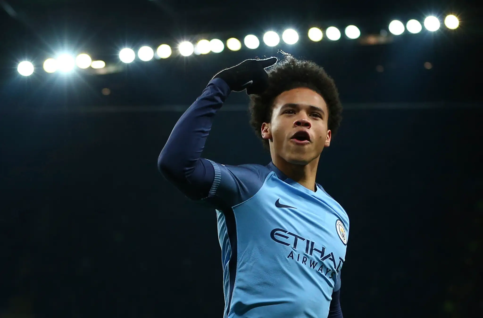 Leroy Sané z Manchestru City oslavuje gól do siete Tottenhamu.