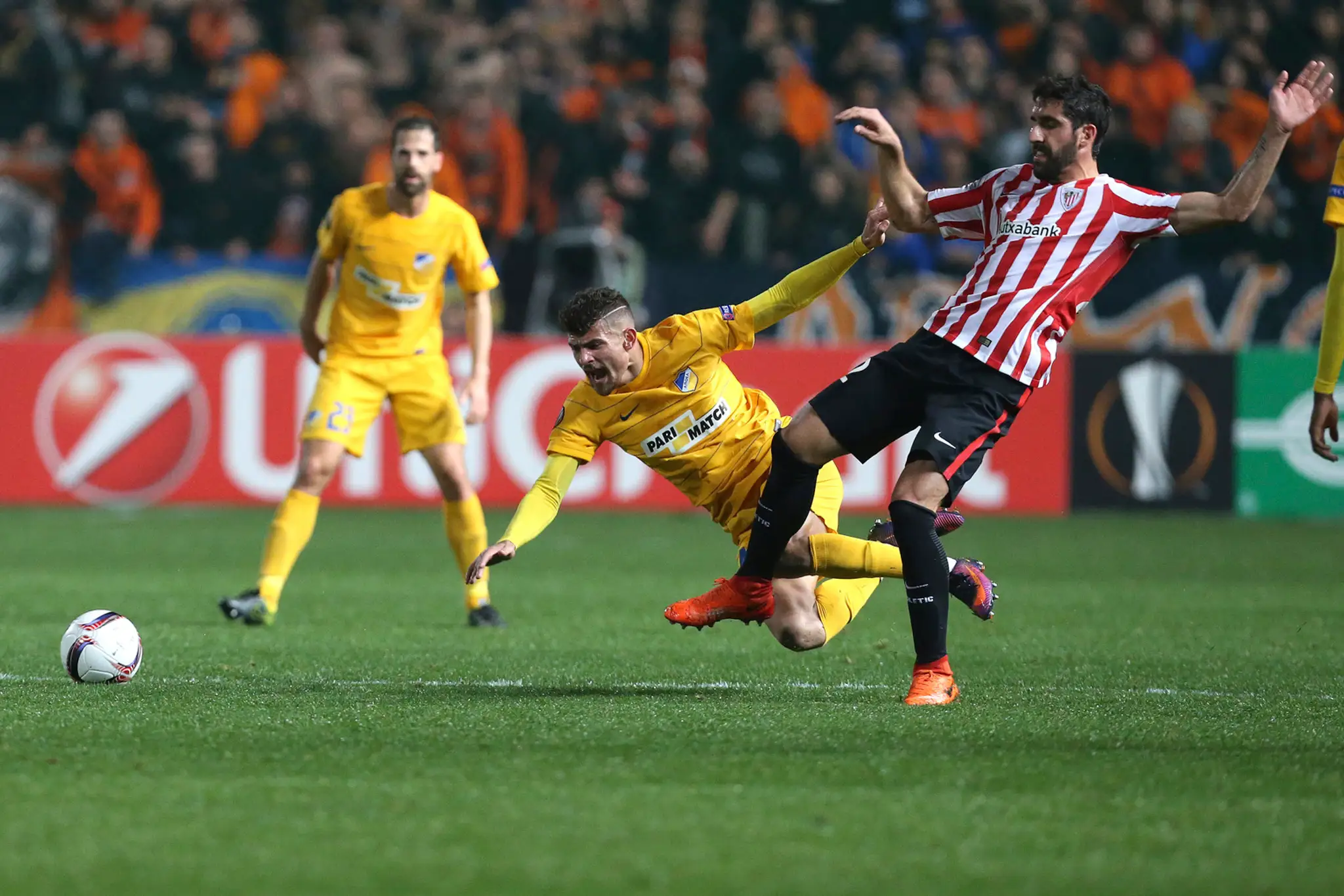 Pieros Sotiriou (vľavo) z APOELu v ostrom súboji s Raúlom Garcíom z Bilbaa v šestnásťfinále EL.