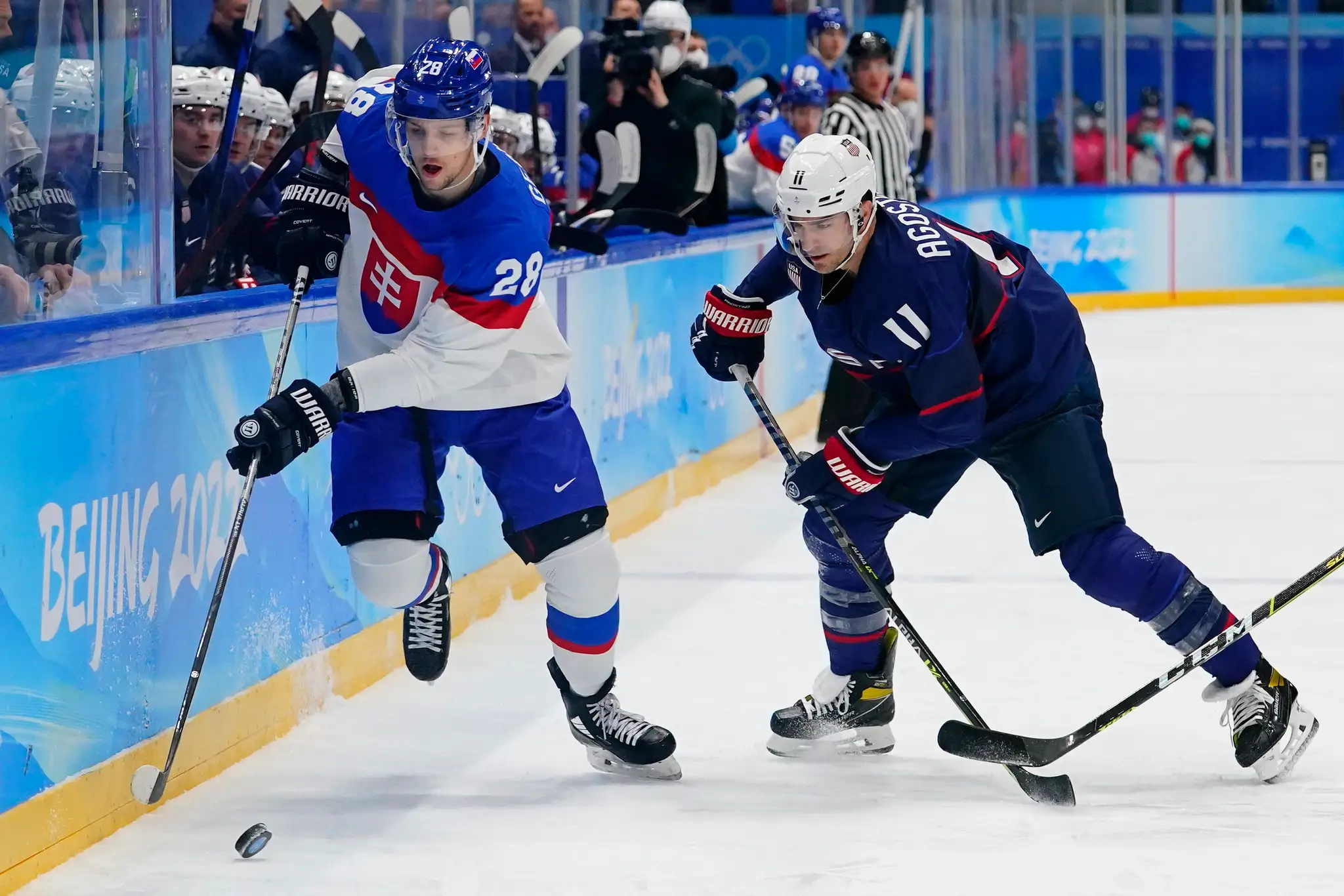 Zľava Martin Gernát a Američan Kenny Agostino v súboji o puk vo štvrťfinále ZOH 2022.