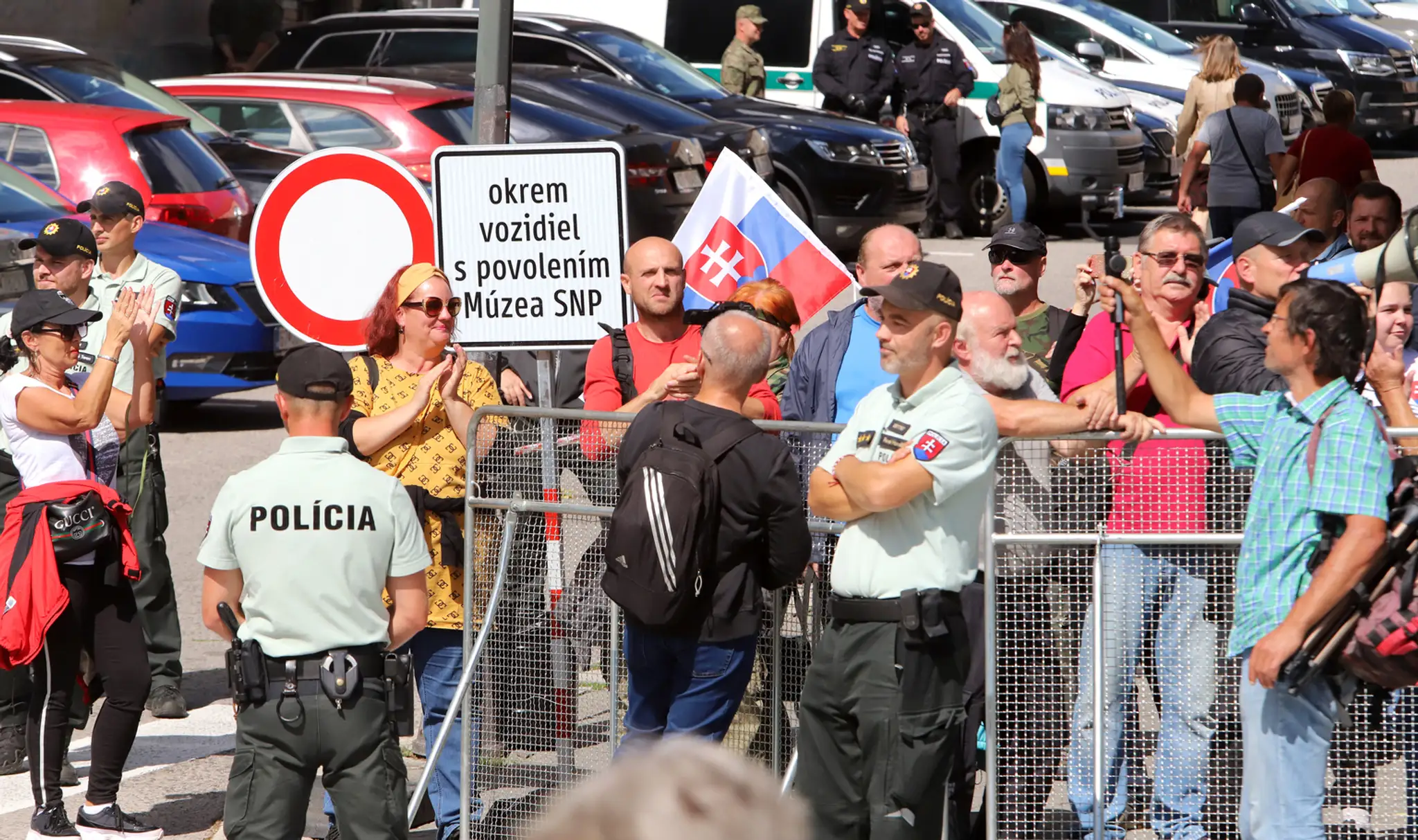 Na snímke hlučná skupinka počas centrálnych osláv 77. výročia SNP