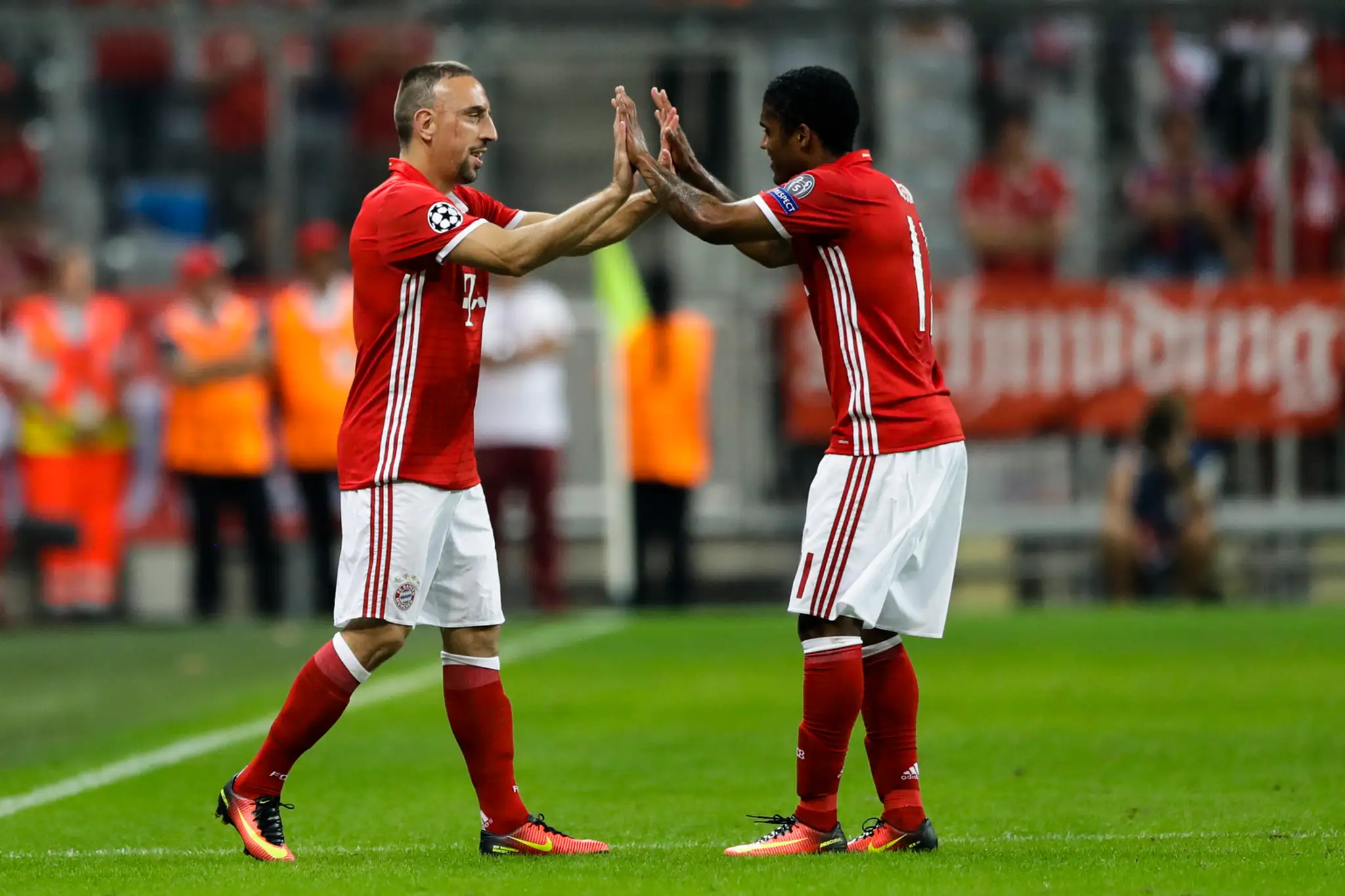 Hviezdička Bayernu Joshua Kimmich (tretí sprava) sa so spoluhráčmi raduje z gólu do siete Rostova v dueli LM.