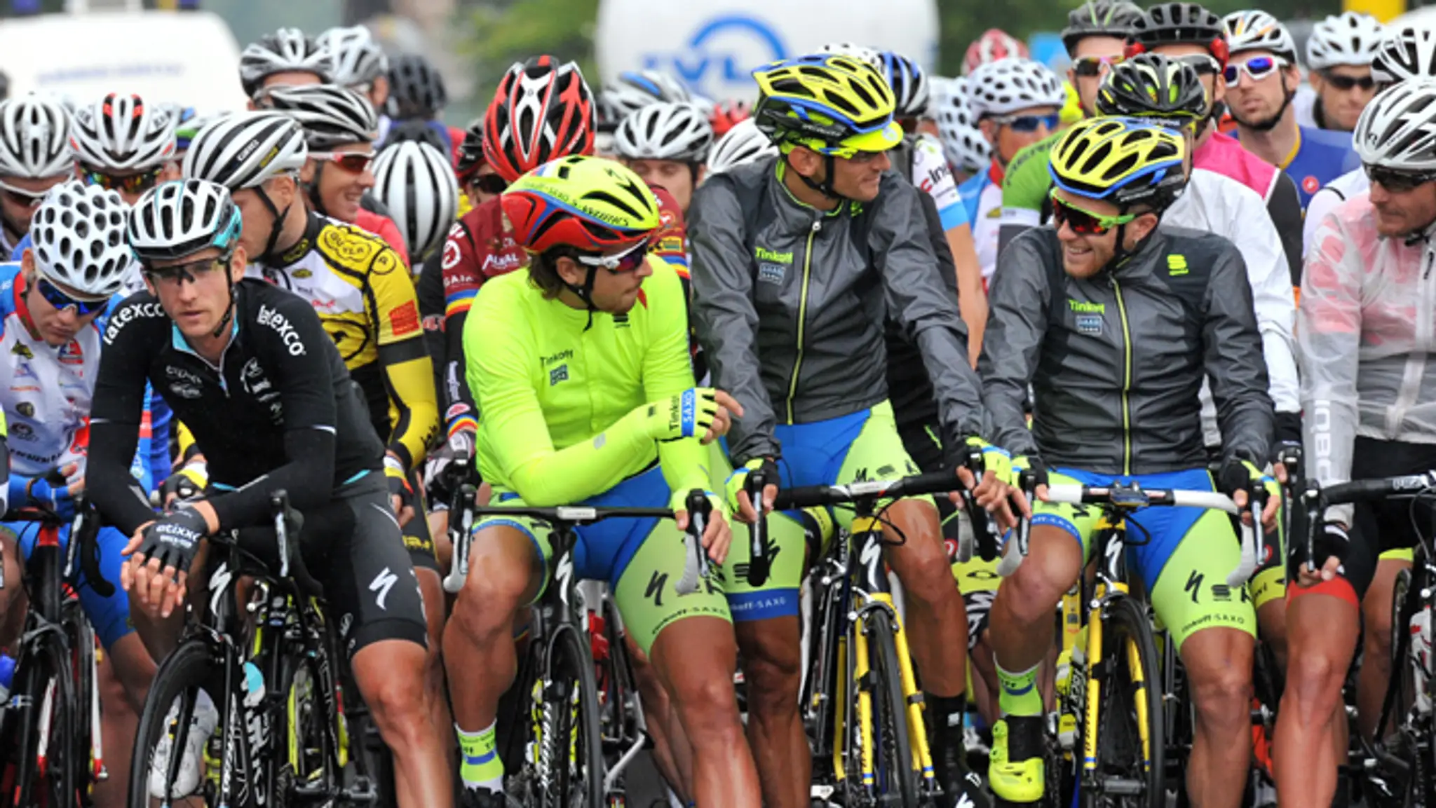 Na archívnej snímke v zelenom Peter Sagan, vedľa neho v čiernom drese Peter Velits.