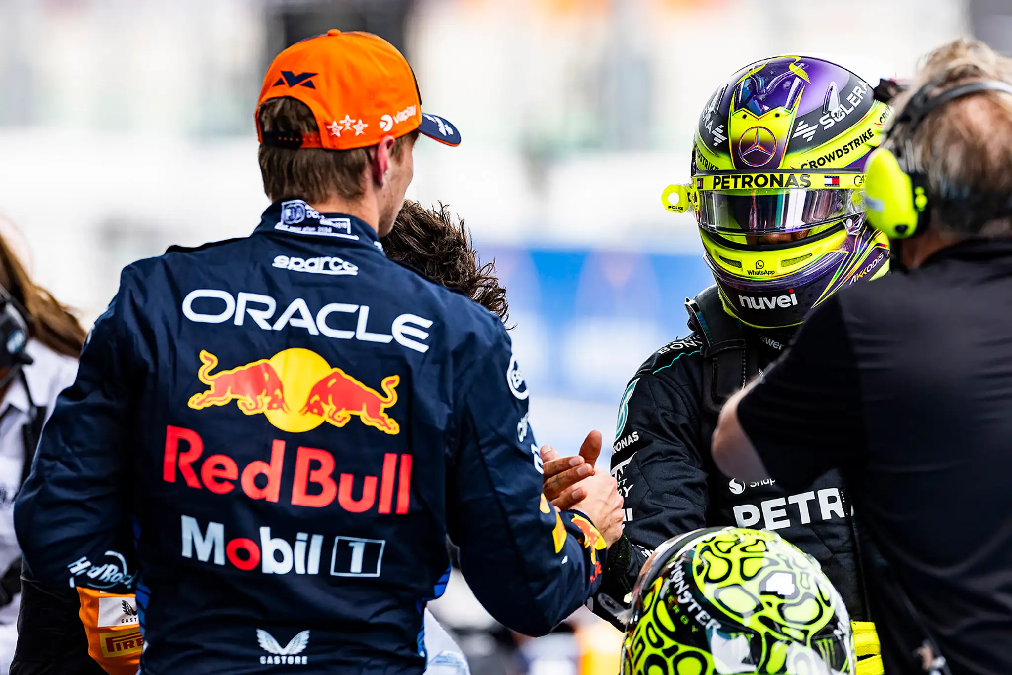 V sobotu sa na pódiu stretli Max Verstappen s Lewisom Hamiltonom.