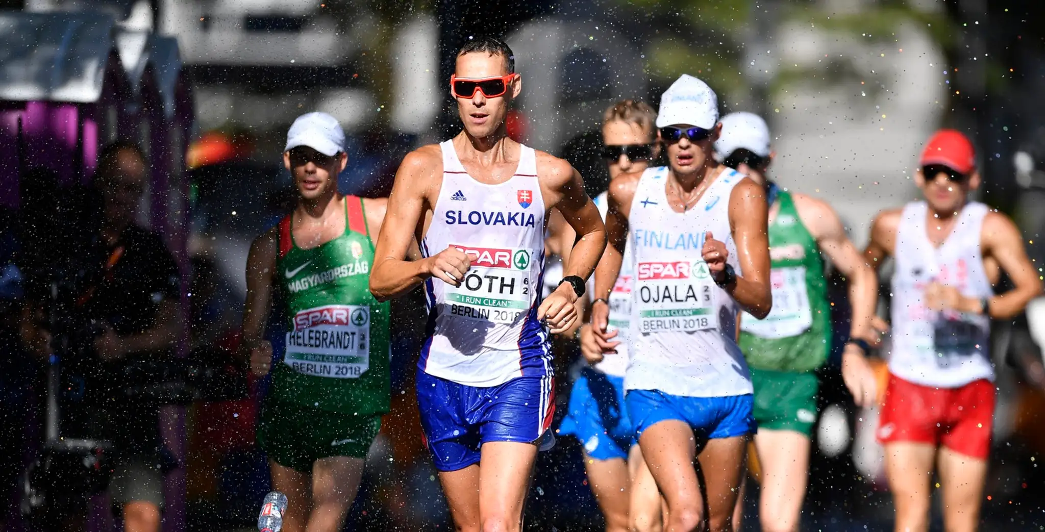 Chodec Matej Tóth (uprostred) počas pretekov v chôdzi mužov na 50 km na ME v atletike v Berlíne.