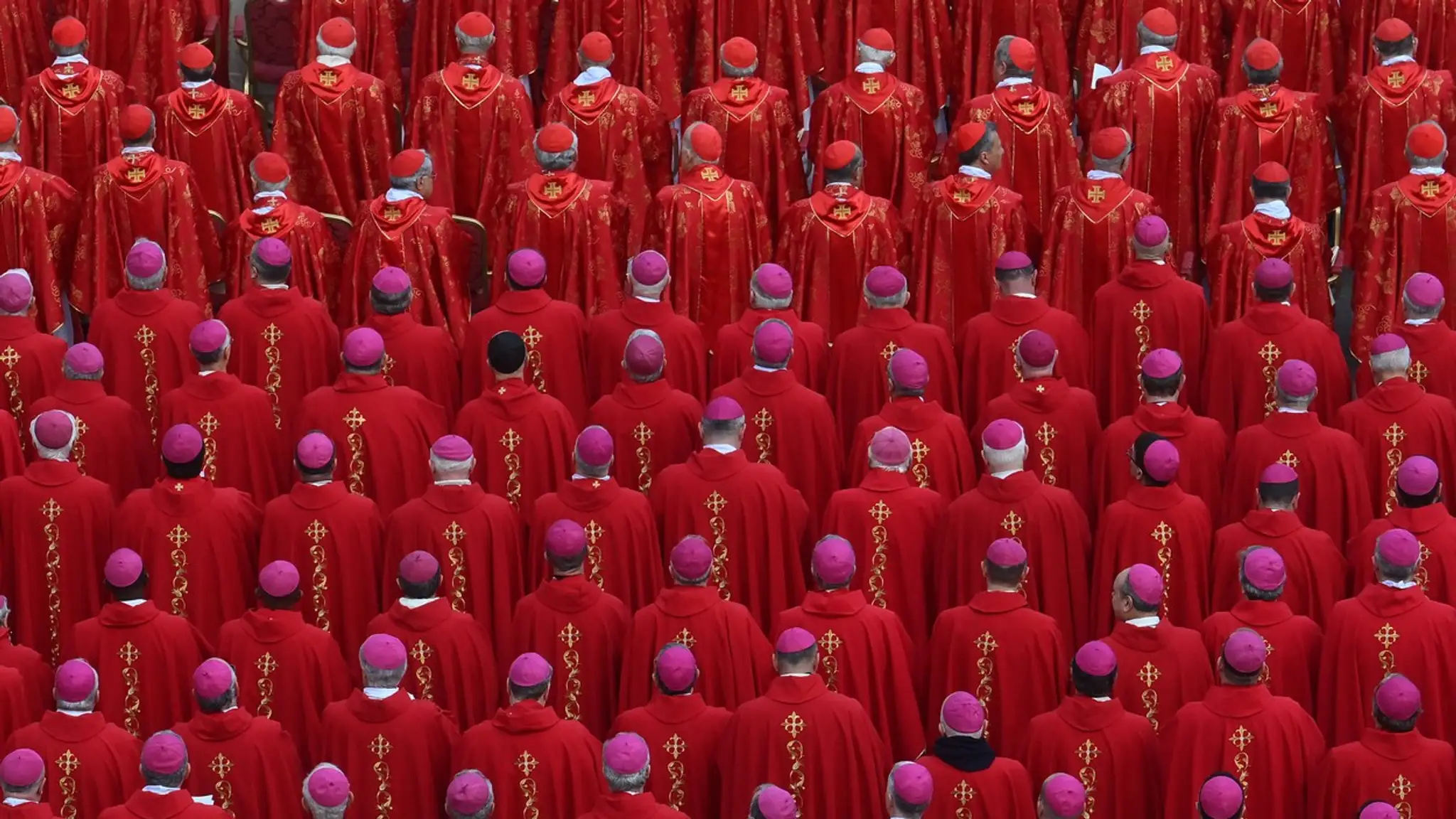 Kardináli a biskupi počas pohrebnej omše za pápeža Benedikta XVI.
