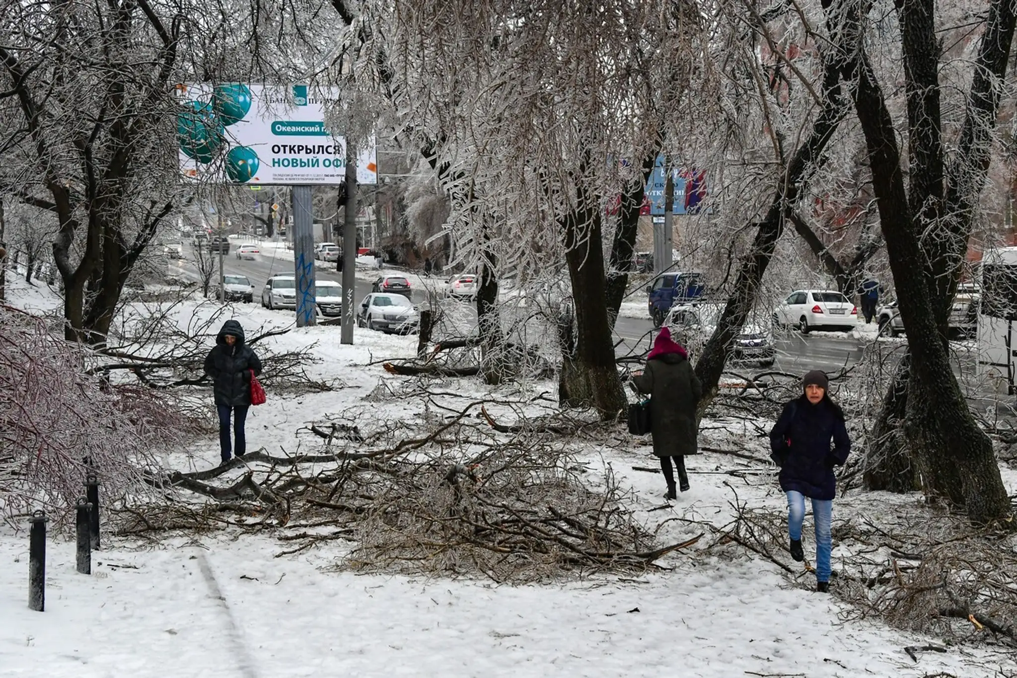 Betónová platňa dopadla na zaparkované auto po mrznúcom daždi vo Vladivostoku.